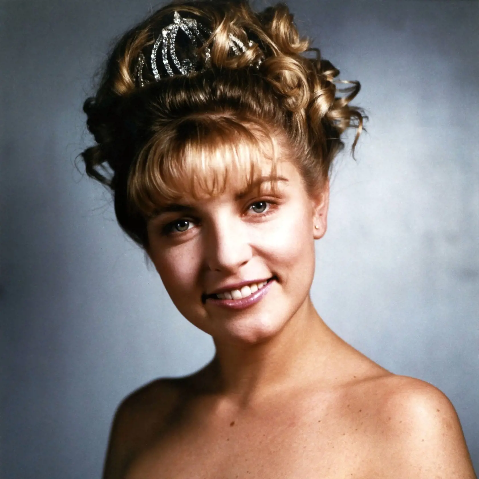 Sheryl Lee hrala vo filme Lauru Palmer, ktorá sa v seriáli stala obeťou krutého vraha, a jej sesternicu Madeleine „Maddy“ Ferguson, ktorú smrť Laury priviedla do Twin Peaks.