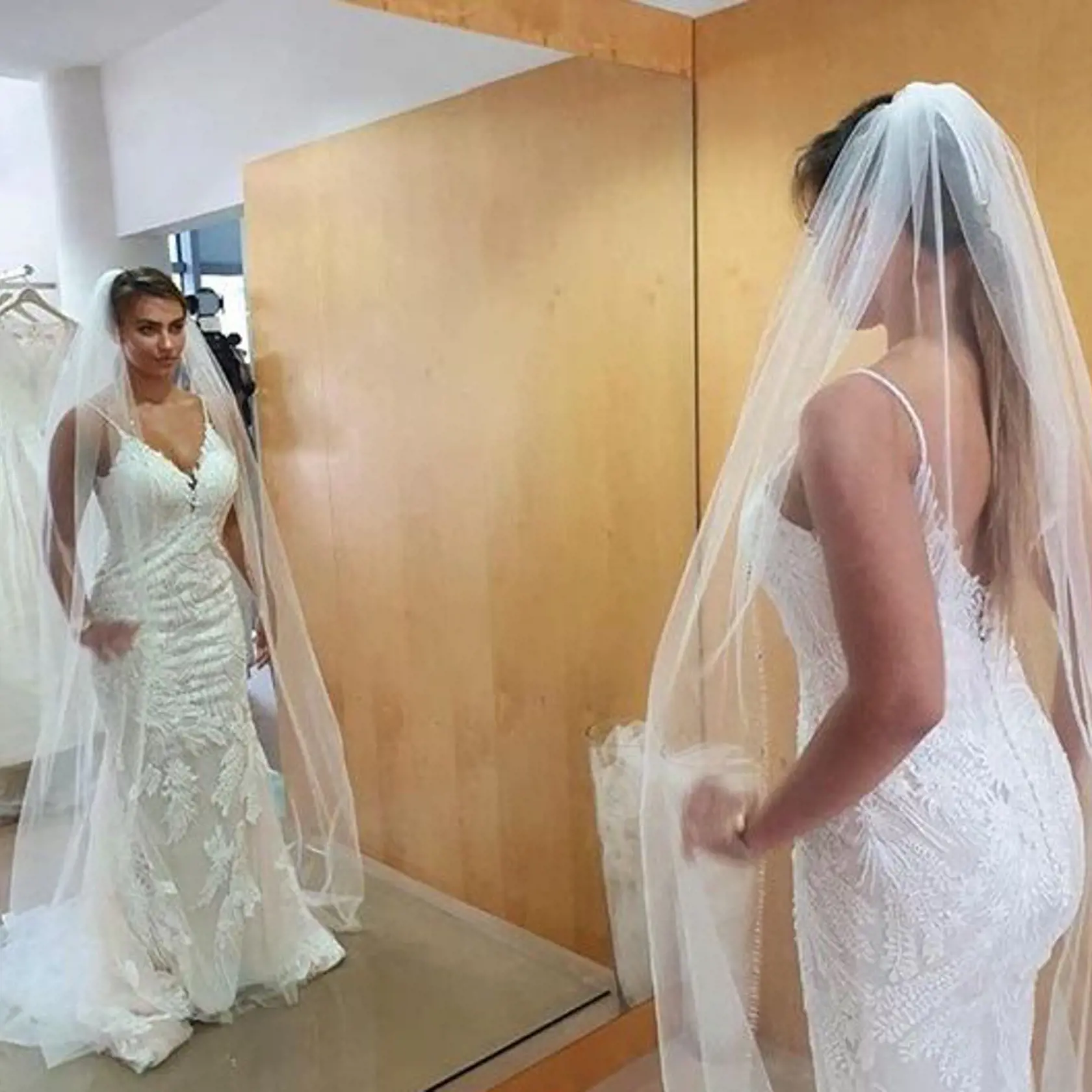 Spevákova snúbenica si pred svadbou skúšala takéto šaty s výstrihom.
