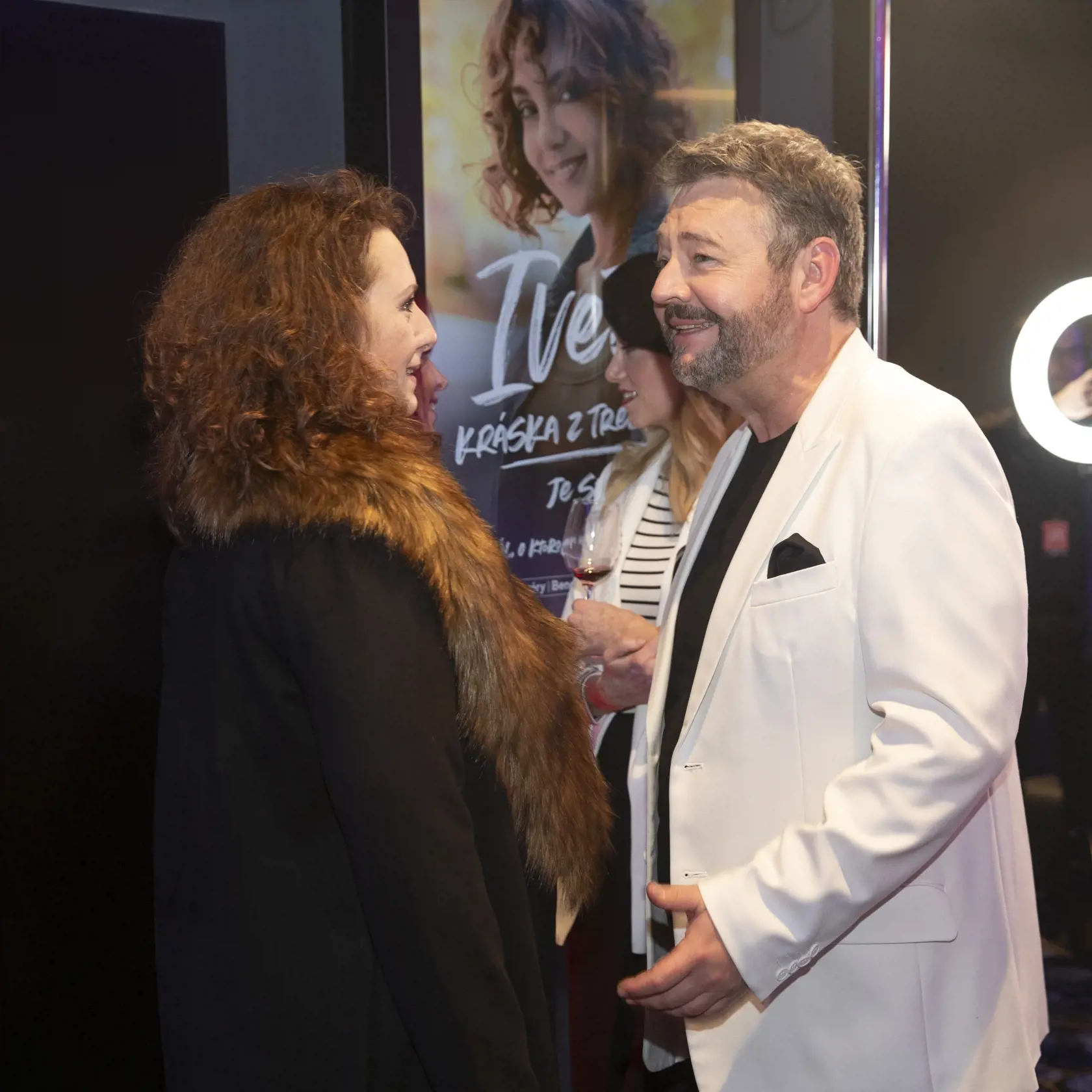  Na snímke je premiéra seriálu televízie JOJ Iveta 2, Kráska z Trebišova je späť.
 Zuzana Mauréry a Michal Hudák.