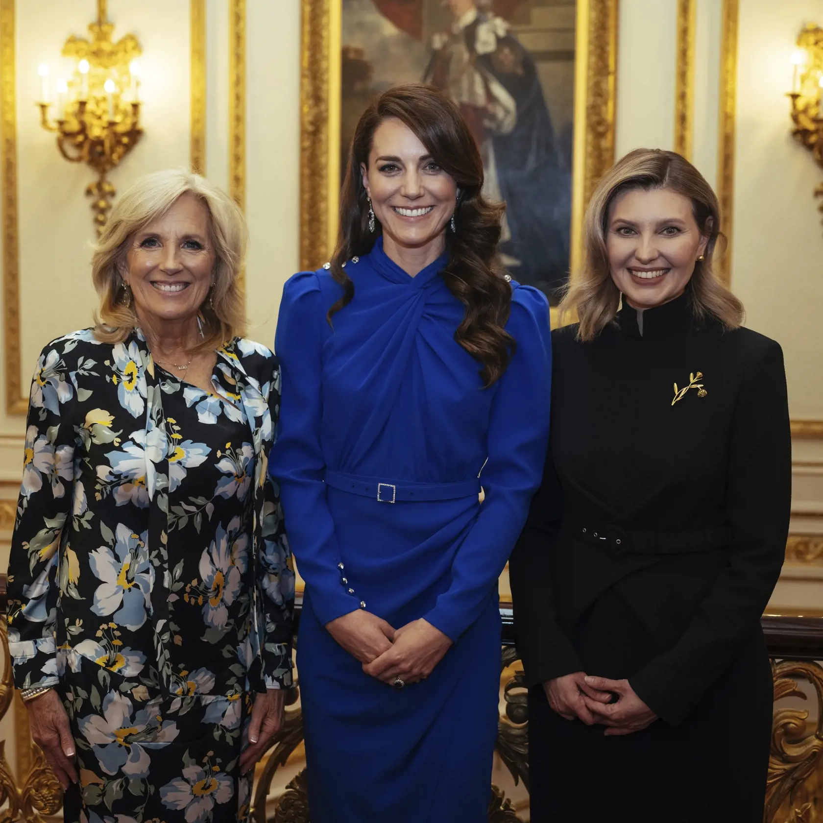Kate, princezná z Walesu (uprostred), prvá dáma USA Jill Bidenová (vľavo) a prvá dáma Ukrajiny Olena Zelenská pózujú na recepcii v Londýne 5. mája 2023.