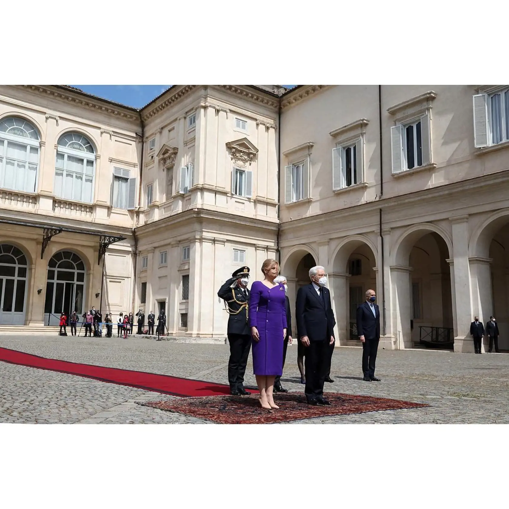 Prezidentka Čaputová sa počas oficiálnej návštevy v Taliansku stretla aj s talianskym prezidentom Sergiom Mattarellom. Prijal ju v Prezidentskom paláci na rímskom Kvirináli. Pri tejto príležitosti mala Čaputová oblečené priliehavé šaty výraznej fialovej farby.