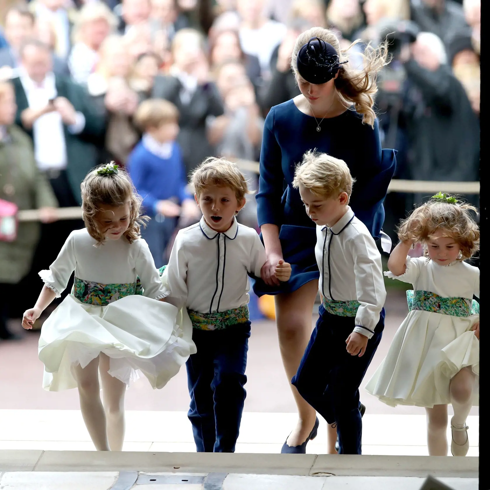 Princezná Charlotte a princ Geirge na svadbe princeznej Eugenie.
