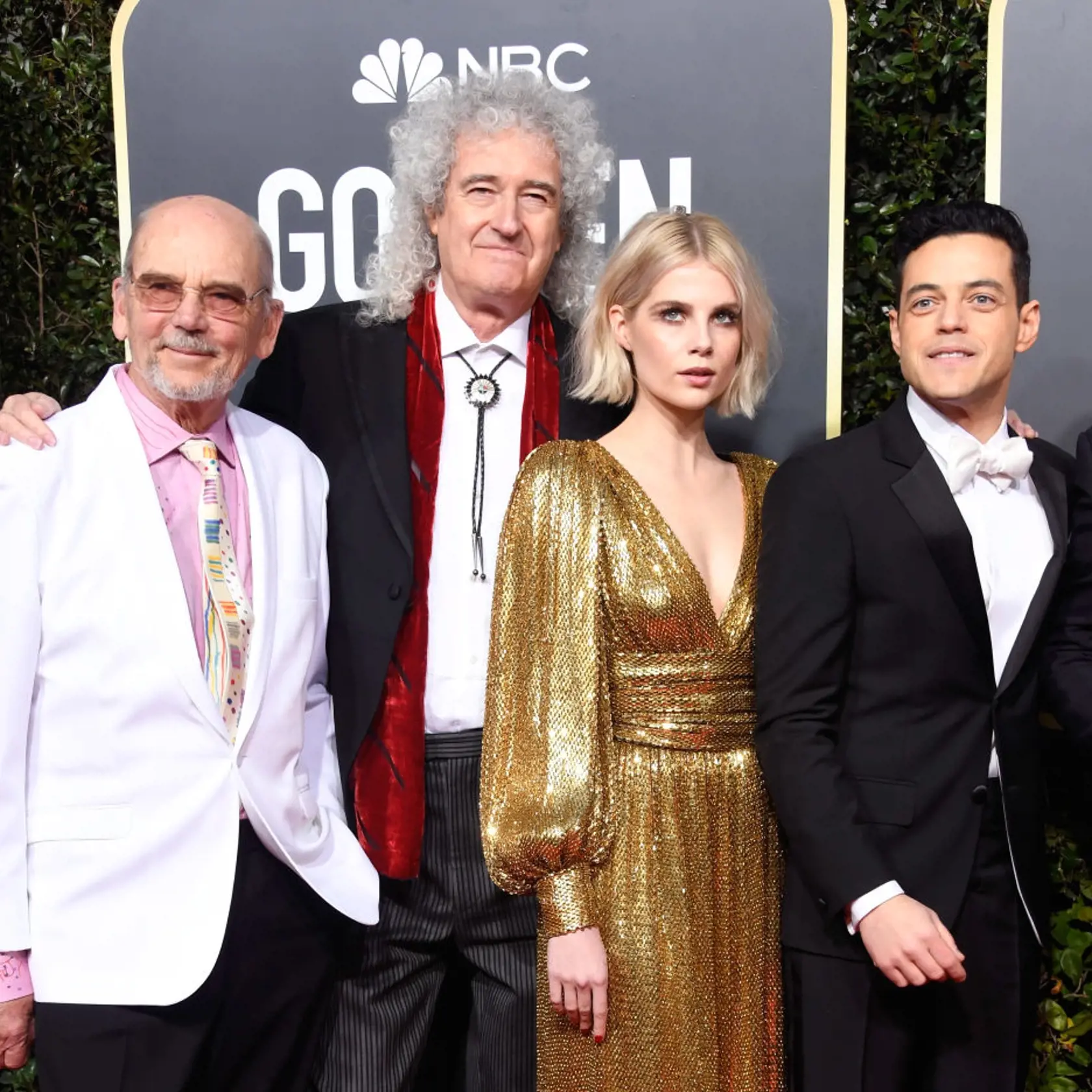 Zľava: Jim Beach, Brian May zo skupiny Queen, Lucy Boynton a Rami Malek na 76. Zlatých glóbusoch.