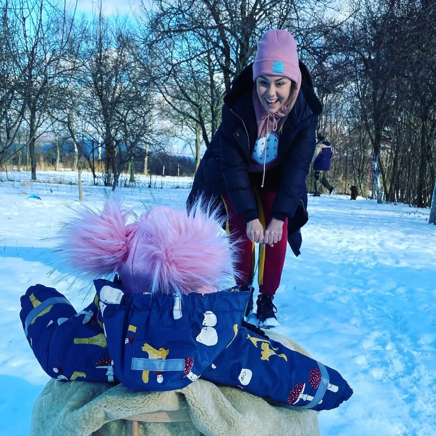 Dominika si užila sneh s dcérkou na saniach. Maia mala krásnu čiapočku aj overal. Je to mamičkin anjelik!