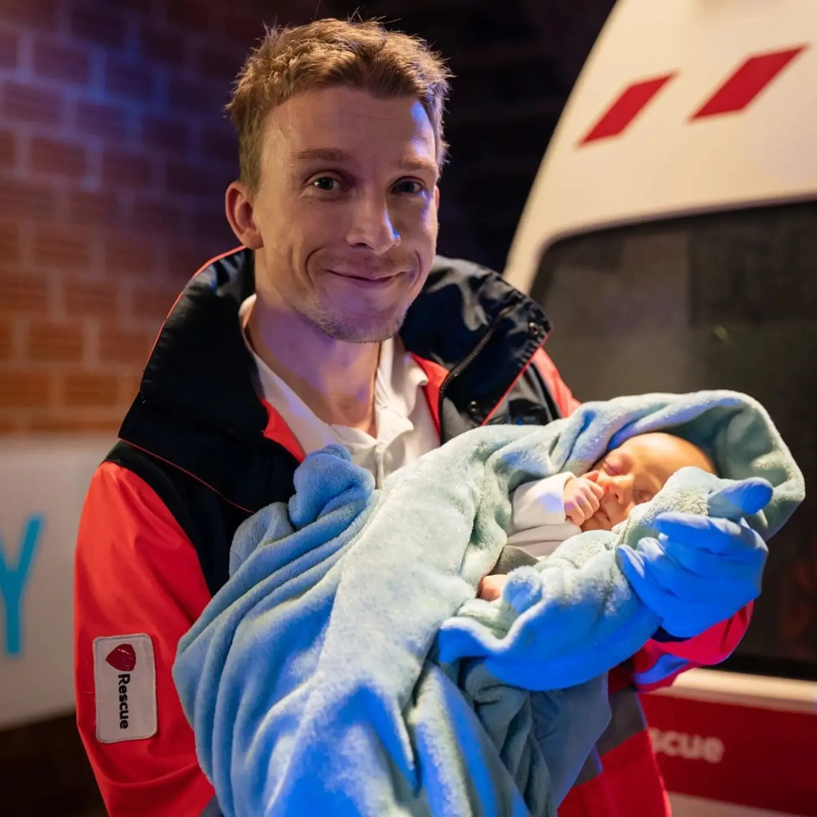Juraj Bača s bábätkom v seriáli Nemocnica