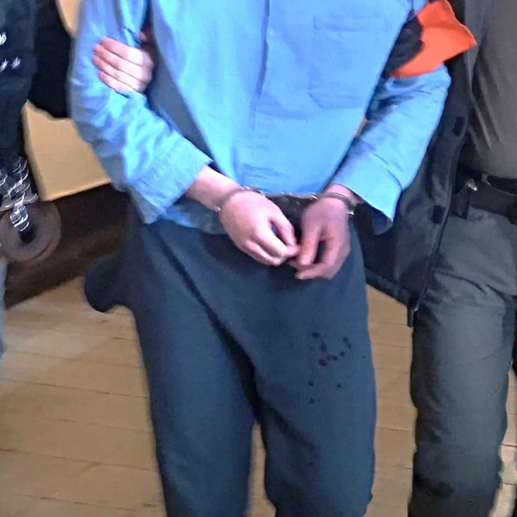 Na tmavomodrých nohaviciach bolo pritom, ako ho odvádzali bachari, vidieť niekoľko kvapiek krvi.