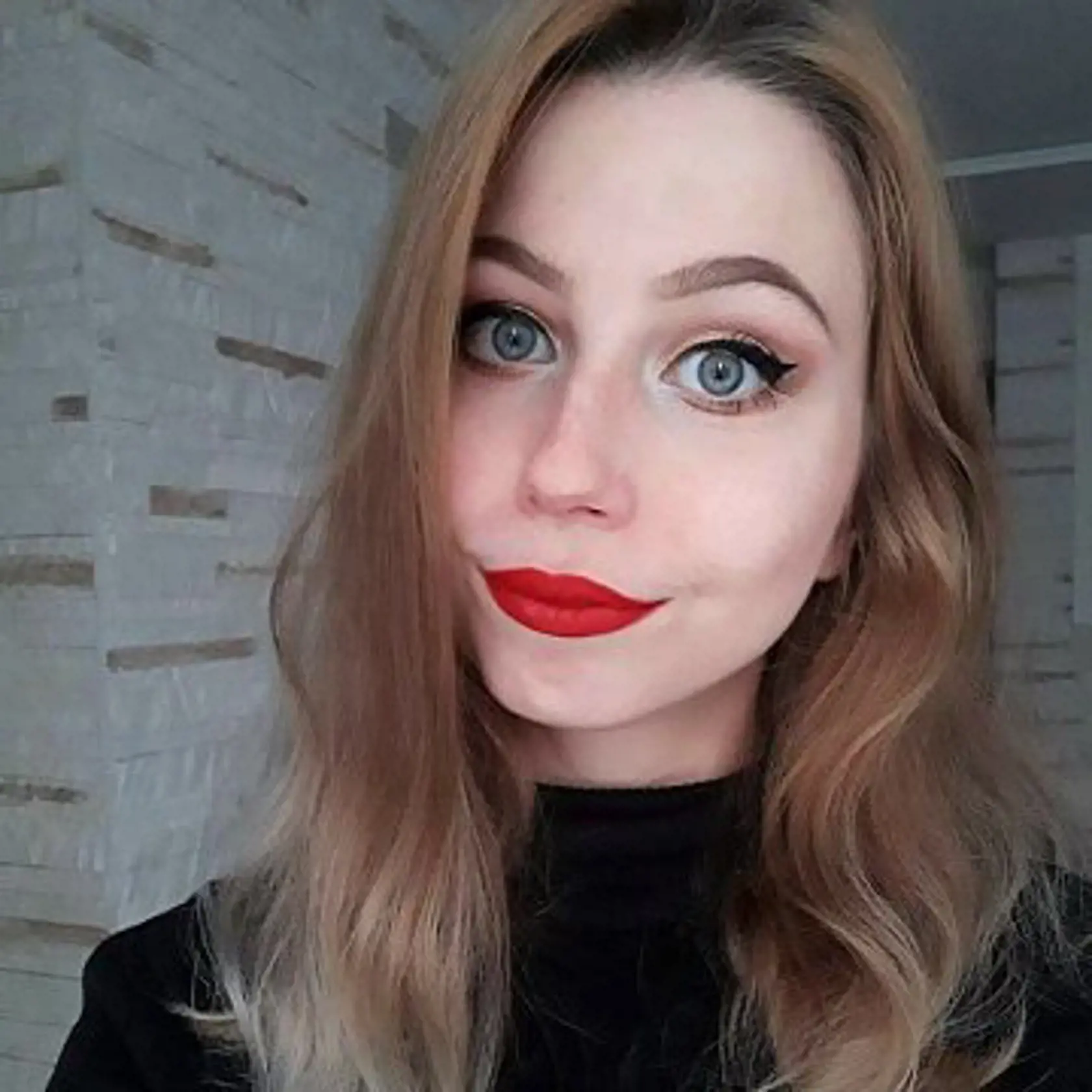Viktória pricestovala deň pred tragédiou domov z Brna, kde študovala jazyky na Masarykovej univerzite. Nikdy by jej nebolo napadlo, že namiesto radosti z jej červeného diplomu bude s otcom trúchliť nad náhlou stratou matky.
