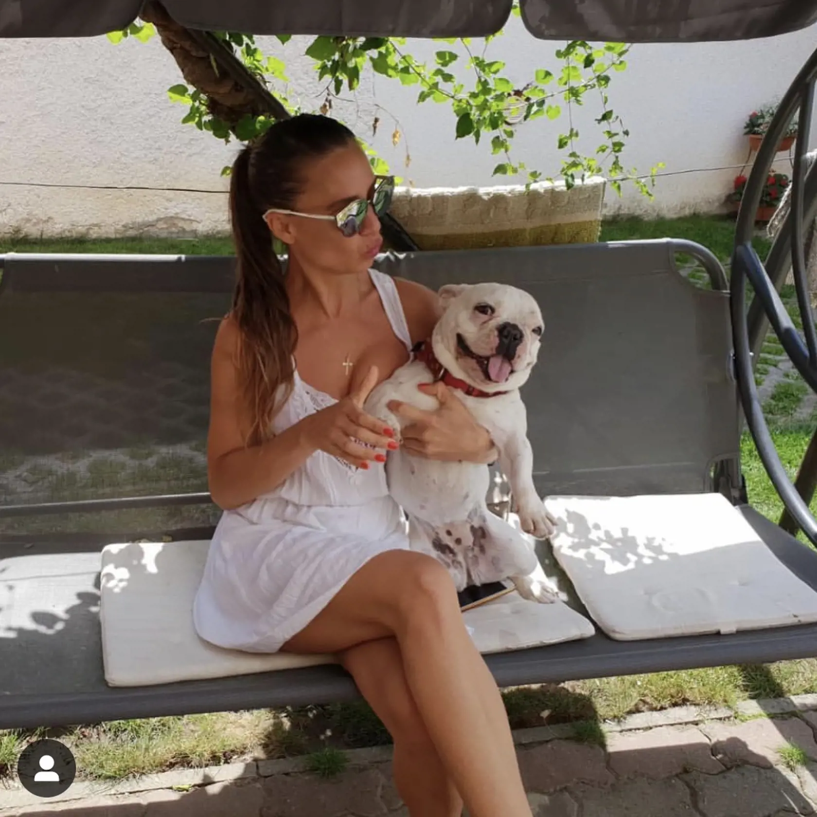 Suzie zjavne miluje, keď sa môže fotiť.