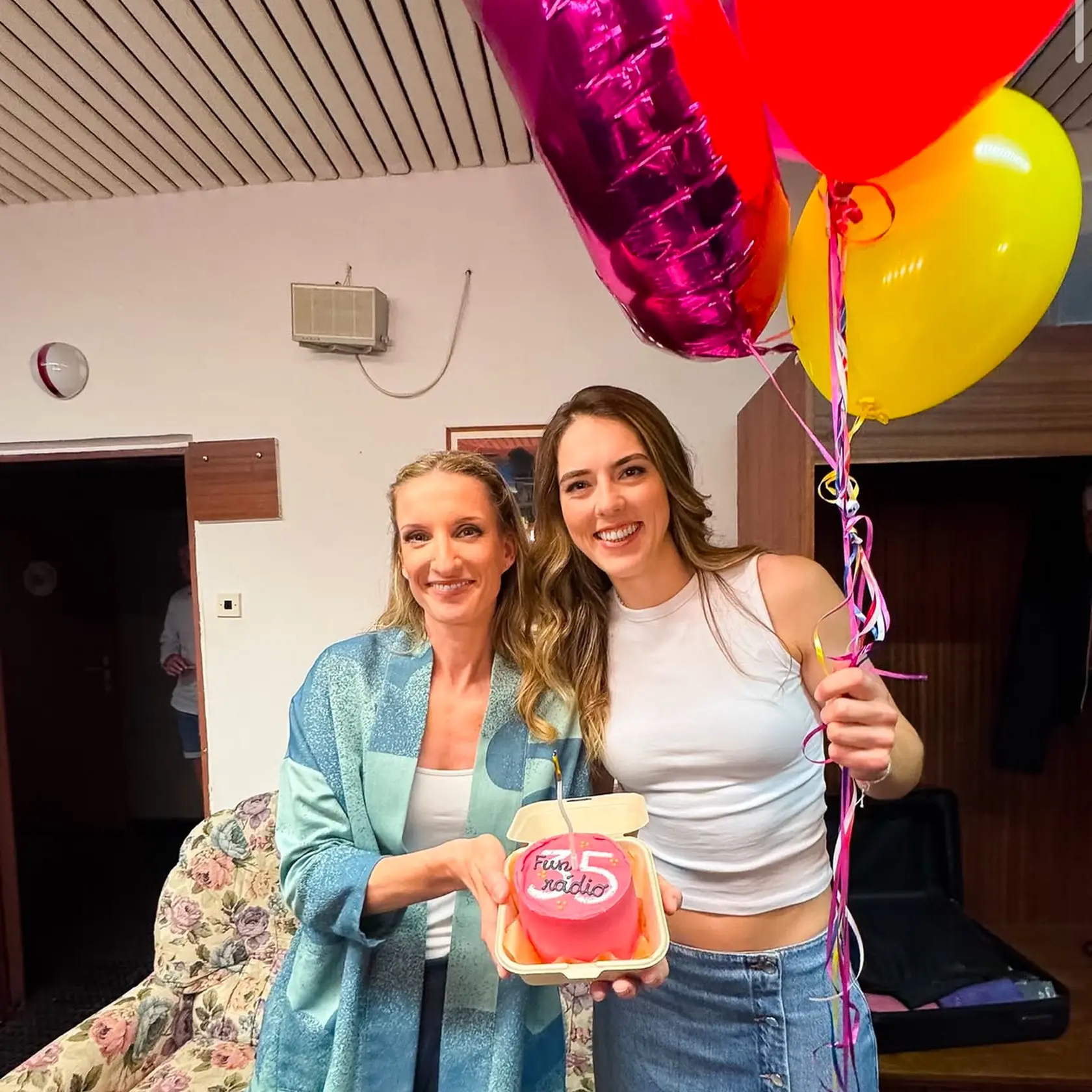 Nechýbala ani Petra Vlhová, ktorá po boku Adely Vinczeovej žiarila a pritom ukázala vypracované brucho a nový účes-