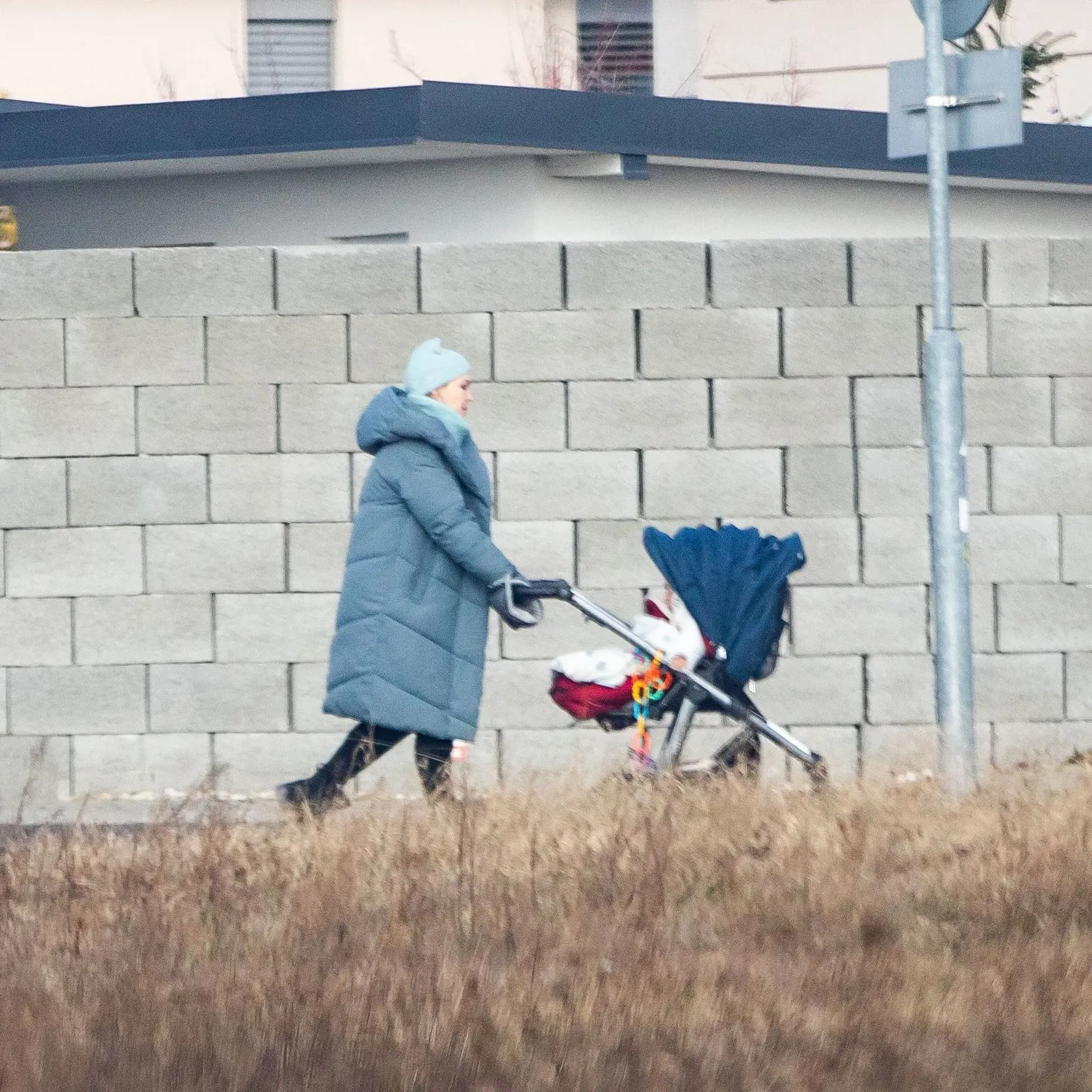 13. január 2024, Kvetoslavov: Lucia Barmošová počas kočíkovania dcérky Dianky.