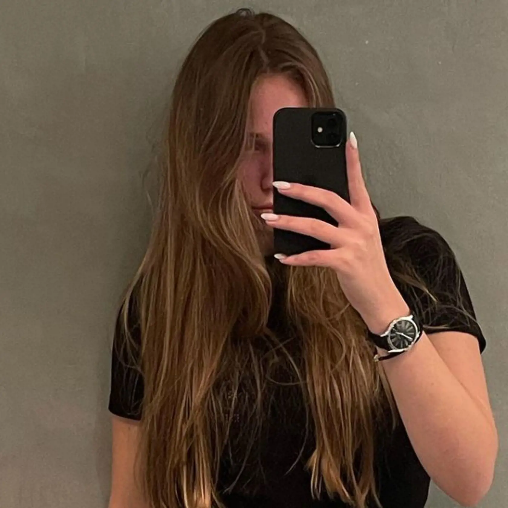 18-ročná Luiza potvrdila svoje prepojenie s nehnuteľnosťou po úniku údajov „Pandora Papers“ – v online príspevkoch na instagrame, keď nehnuteľnosť komentovala slovami: „Krásne! Poznám toto miesto!" Dievčina, ktorá sa stala mediálne známou hlavne pre jej údajného otca Putina si za posledné mesiace na sociálnej sieti získala priazeň takmer 90-tisíc fanúšikov.
