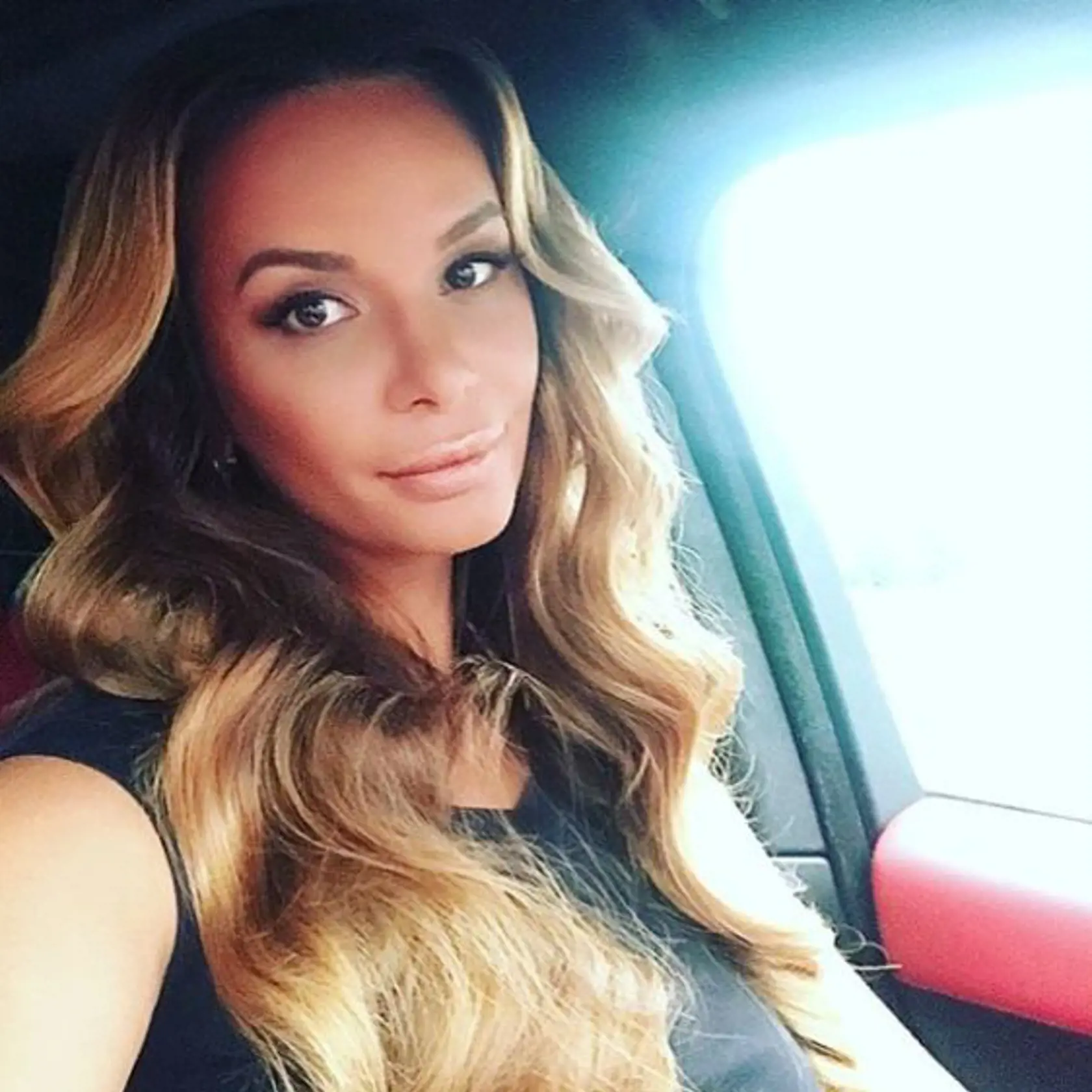 Andrea Heringhová (37), ktorá je stále oficiálnou partnerkou Borisa Kollára, znášala podnikateľove nevery len so zaťatými zubami. No tá ostatná, keď vyšlo najavo, že Barbora Balúchová (29) otehotnela, ju zjavne dorazila. cez médiá si dokonca tieto dve dámy posielali rôzne odkazy. Andrea je však zo všetkých Borisových žien, jediná tá, ktorá s ním splodila až dve deti - Zaru a Borisa. Heringhová sa pýši titulom aj bývalá plejmejt, keď v minulosti pôsobila aj ako modelka a nafotila editoriál pre známy pánsky magazín. Pred vyše 15 rokmi dokonca skúšala šťastie aj v súťaži krásy. Vtedy bola ešte &quot;obyčajným&quot; dievčaťom a netušila, čo ju v živote stretne. Andrea tiež patrí medzi Kollárove ženy, ktoré prešli niekoľkými plastickými vylepšeniami. Nie je žiadnym tajomstvom, že Andrea si nechala zúžiť nos na klinike v Banskej Bystrici a rovnako aj jej prsia prešli rukami plastického chirurga.