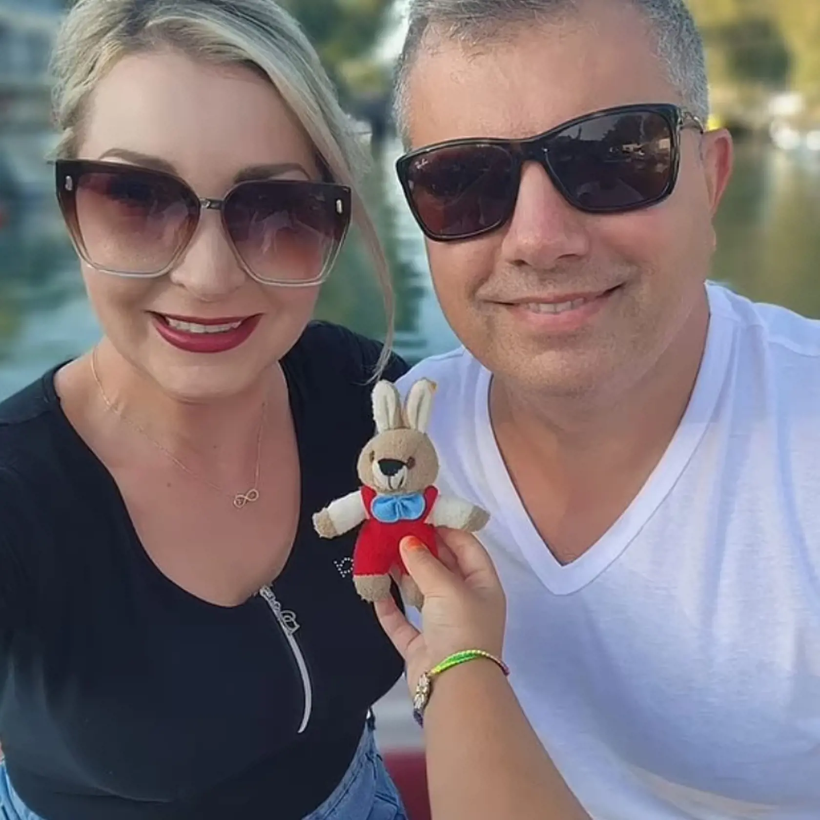 Prírodnú katastrofu neprežili. Brat Alexa ich telá našiel pod troskami budovy. Alex a Veronika ležali v posteli a navzájom sa držali.