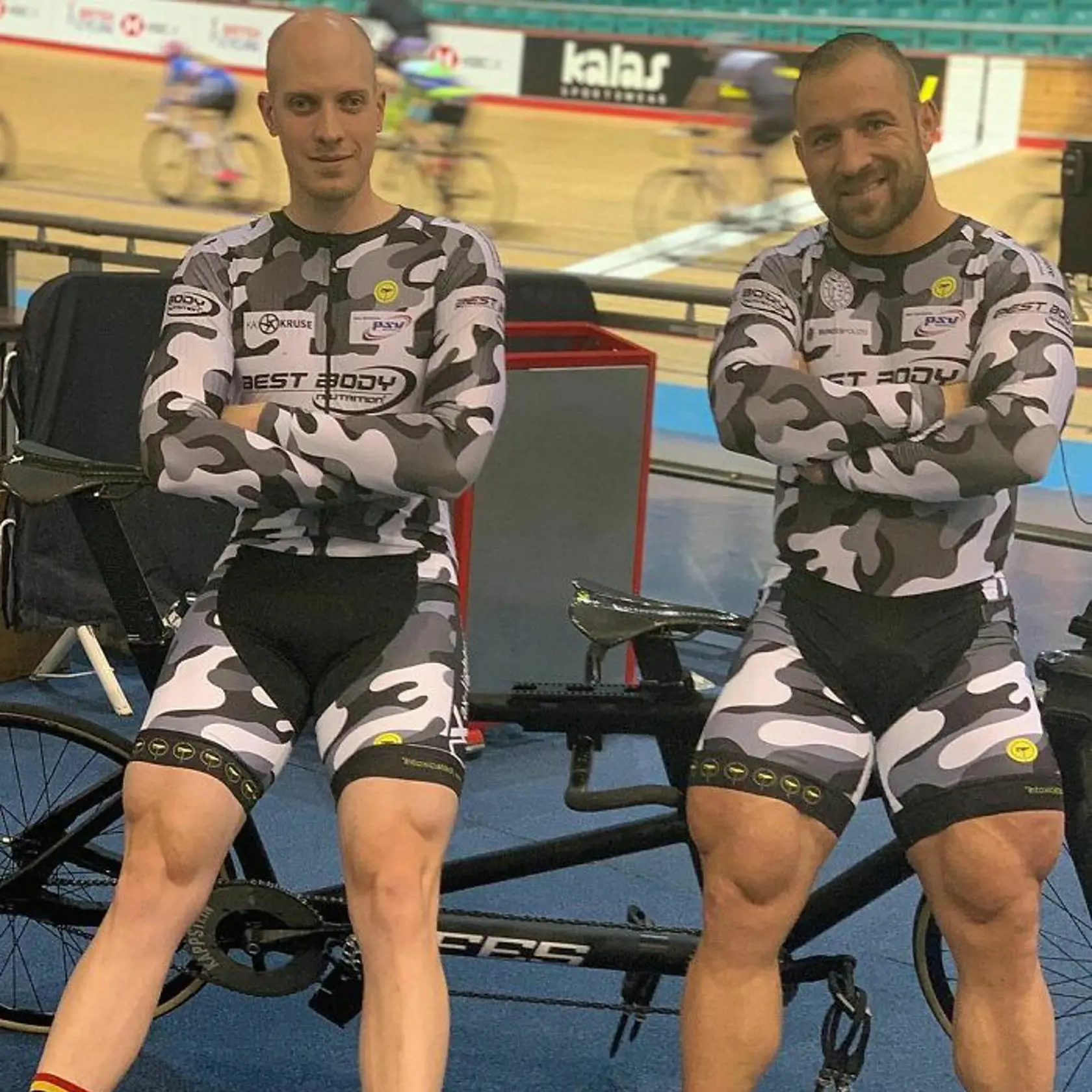 Vypracované stehenné svaly cyklistov.
