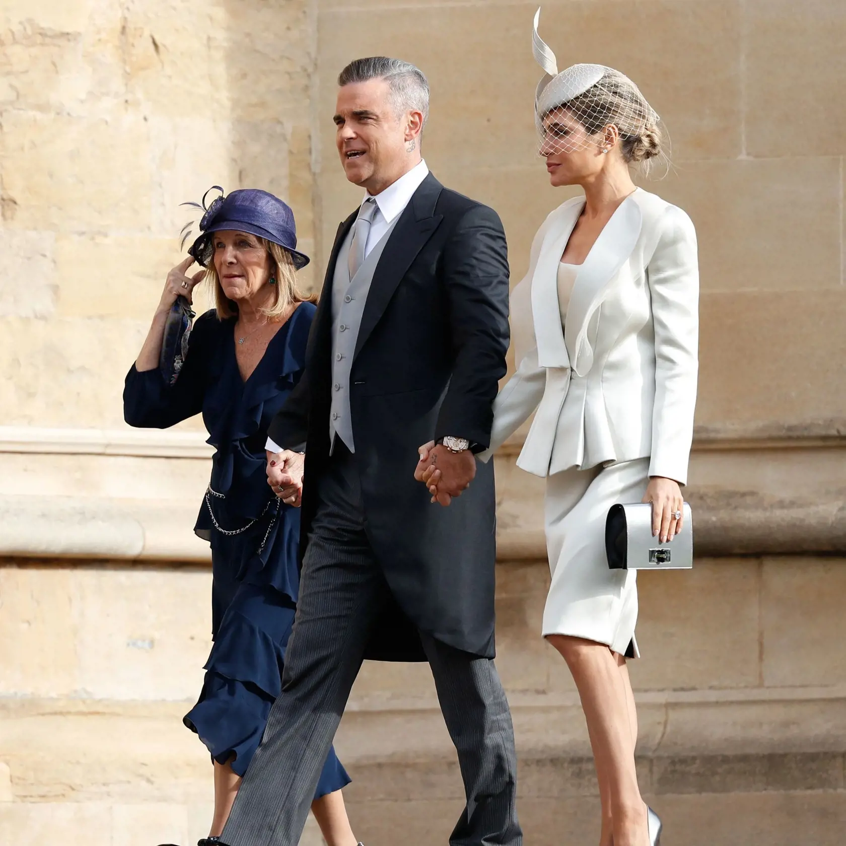 Robbie Williams na svadbe princeznej Eugenie s manželkou Aydou Field a dcérou Theodorou.