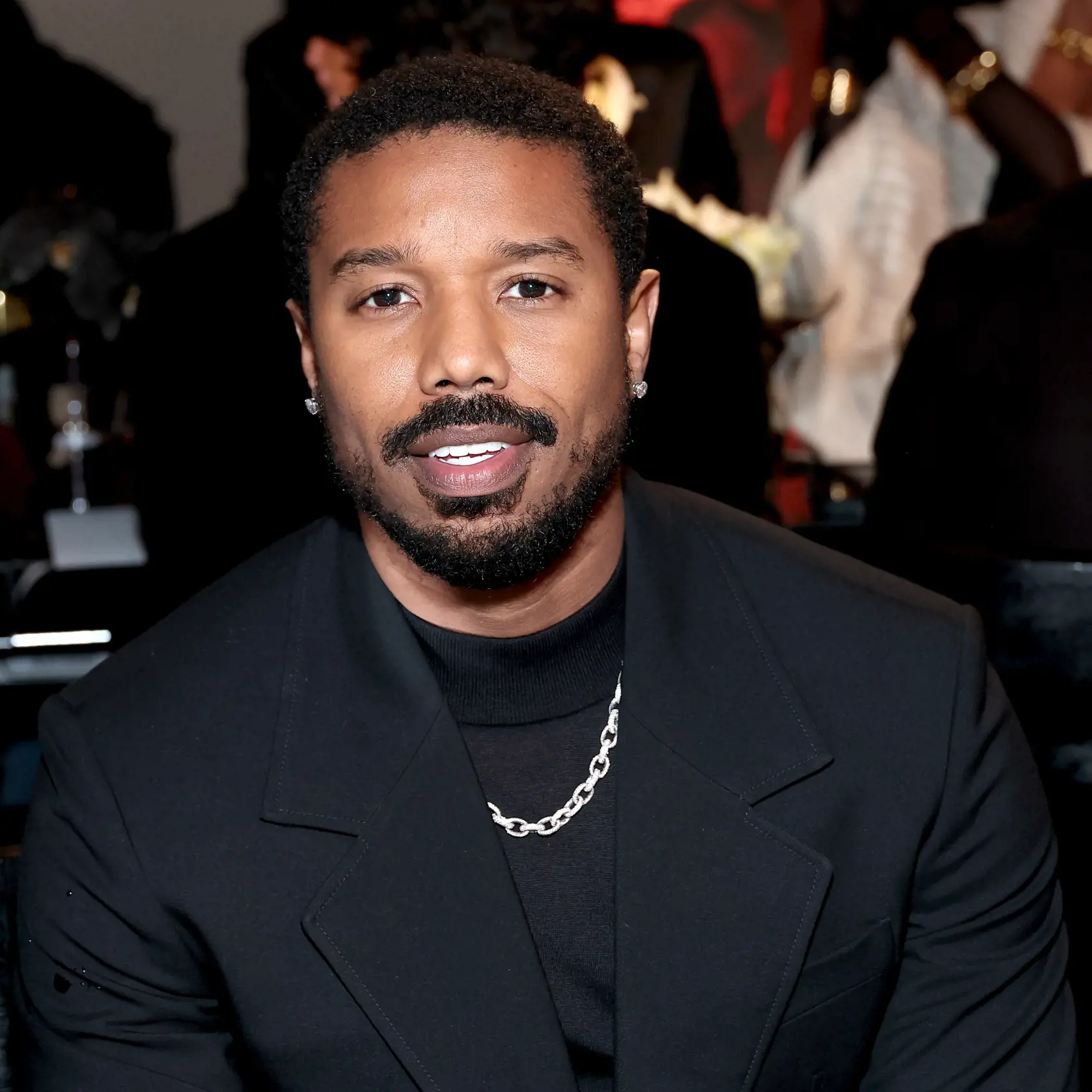 Americký herec Michael B. Jordan sa dostal na tretie miesto rebríčka. Jeho tvár je vraj takmer dokonale súmerná a charizmatická.