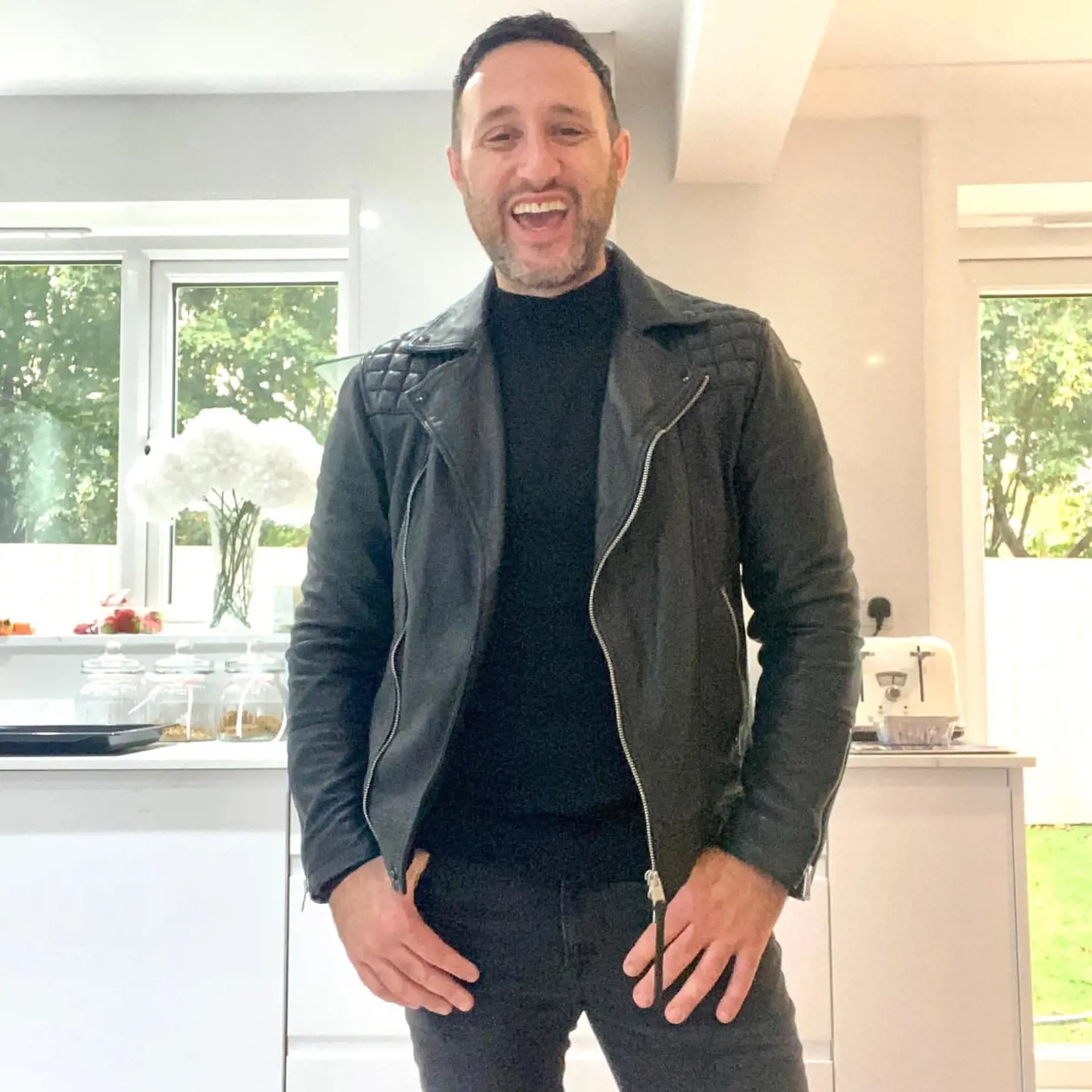Antony Costa z kapely Blue mal kilá navyše. Rozhodol sa schudnúť a svoju premenu dokumentuje aj fanúšikom.