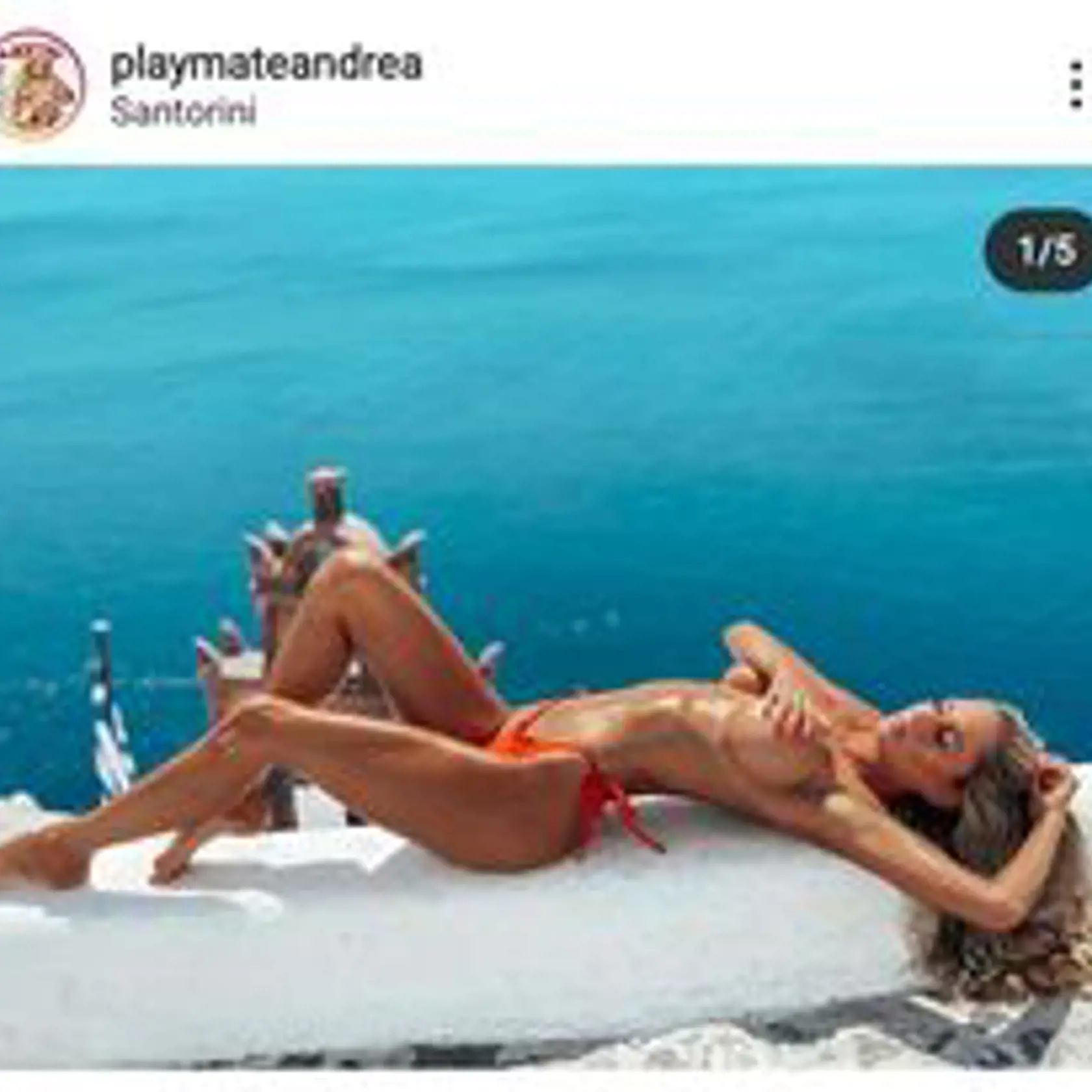 Playmate v sexi póze a hore bez.