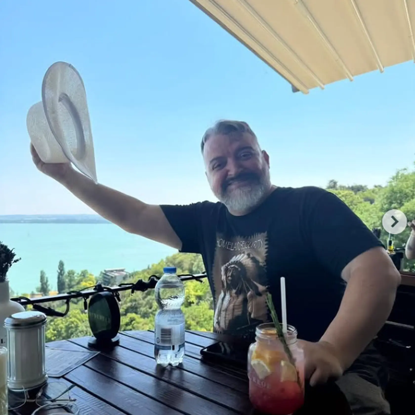 Eduard Chmelár si užíva leto po boku svojej partnerky Diany Štrofovej.