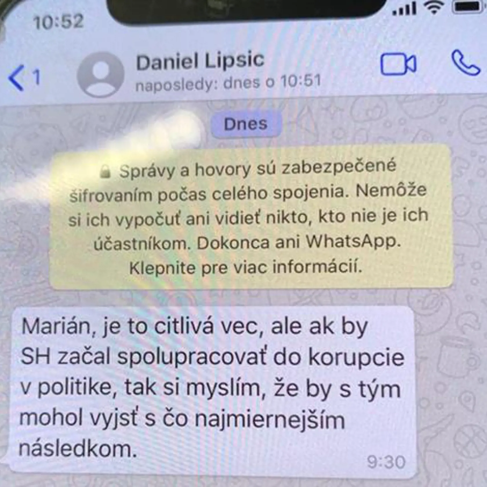 Usvedčujúca SMS. SH je skratka mena Jaroslava Haščáka. Túto správu poslal Daniel Lipšic 2. decembra 2020, deň po zadržaní Haščáka.