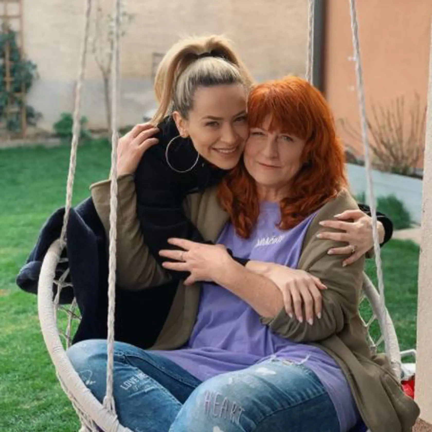 "Mami, ďakujem ti za tvoju lásku, obetu, starostlivosť, teplo domova už viem , aké náročné je byť matkou. Nemala si to so mnou vždy ľahké obdivujem ťa ! Aj VĎAKA tebe, si Dominika môže stále plniť sny. Vždy budeš mojou najväčšou hrdinkou," napísala Dominika Mirgová k fotke.