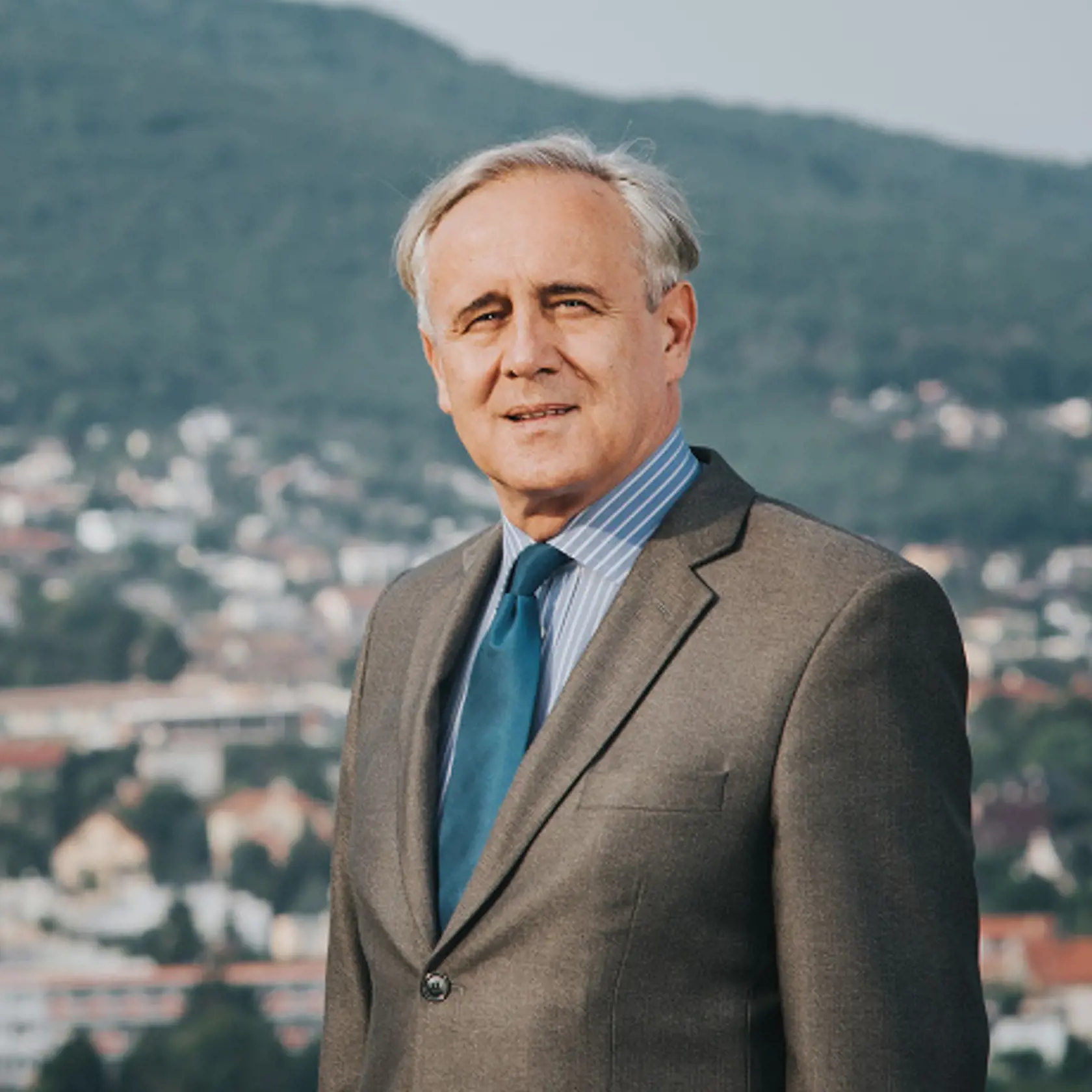 „Z pohľadu výraznej aktuálnosti témy, jej kvalitného spracovania, jej diváckeho prijímania rôznymi cieľovými skupinami, by som inscenáciu nesťahoval. V inscenácii len hosťujem, preto prijímam rozhodnutie vedenia činohry SND s patričným rešpektom."