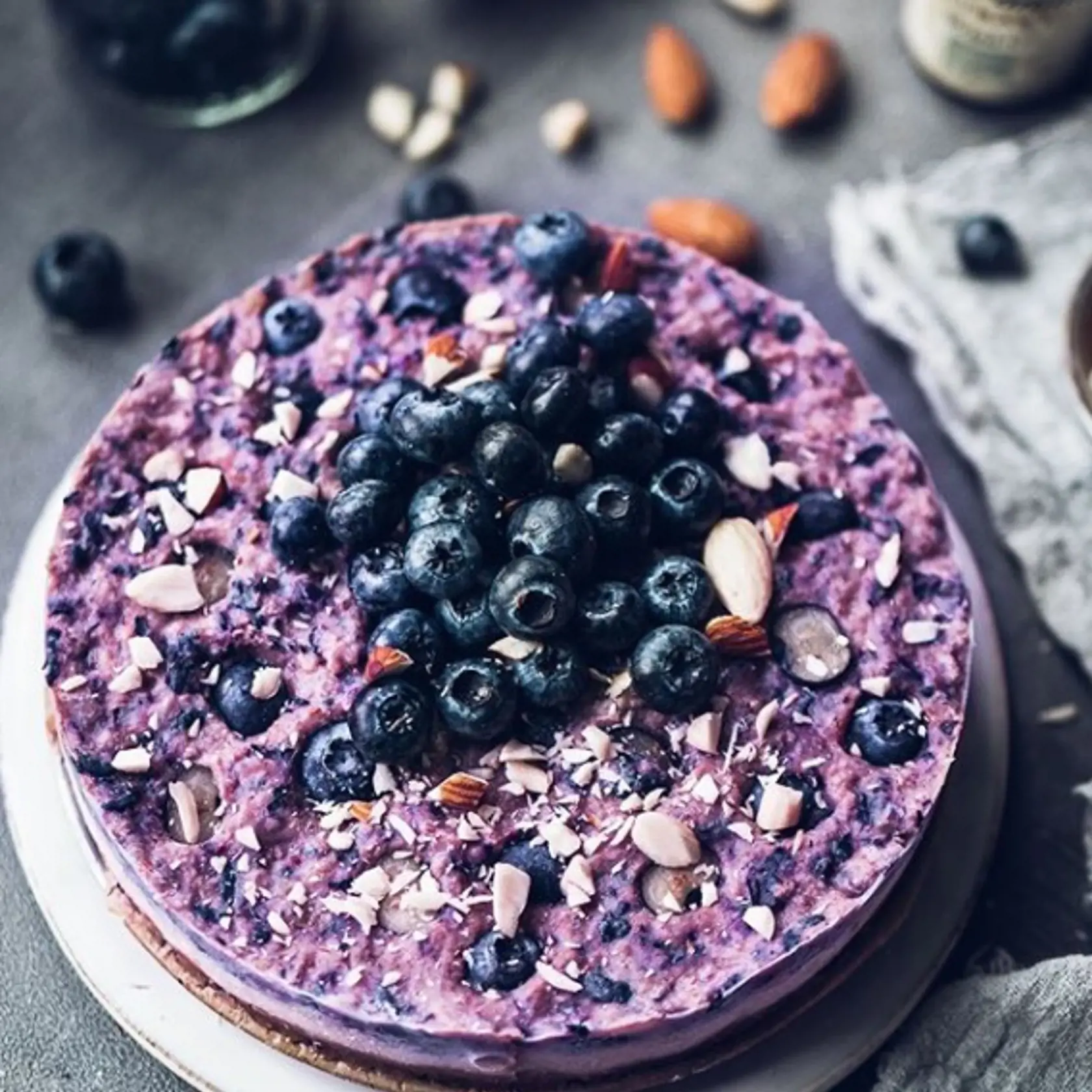 Nepečený čučoriedkový cheesecake s orechmi