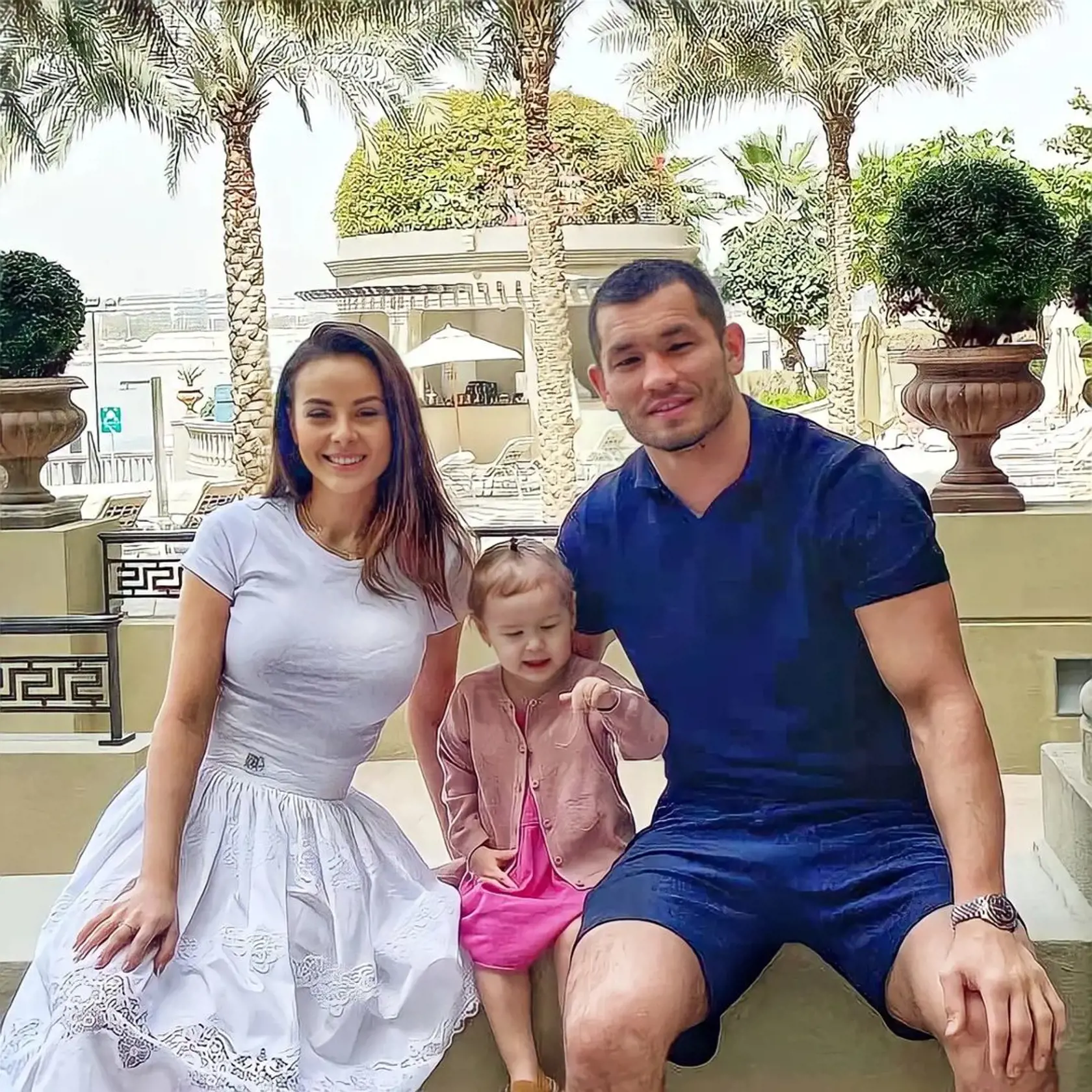 Makhmud Muradov a Monika Bagárová spolu majú dcérku Rumiu. Keď je MMA zápasník v Česku, stretáva sa s ňou.