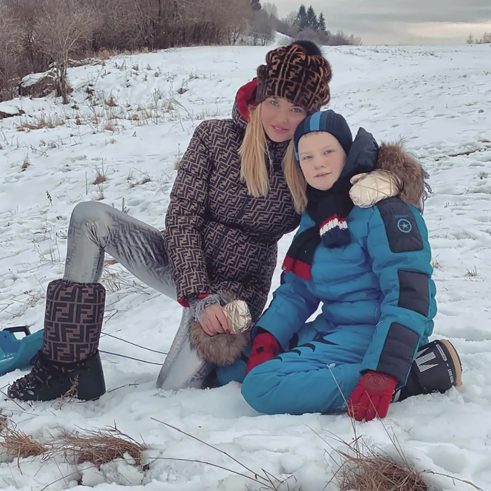 Alena Pallová: Bundu asi za tisíc eur doplnila  snehovými topánkami za tisíc eur a striebornými legínsami za 400 eur rovnakej značky.