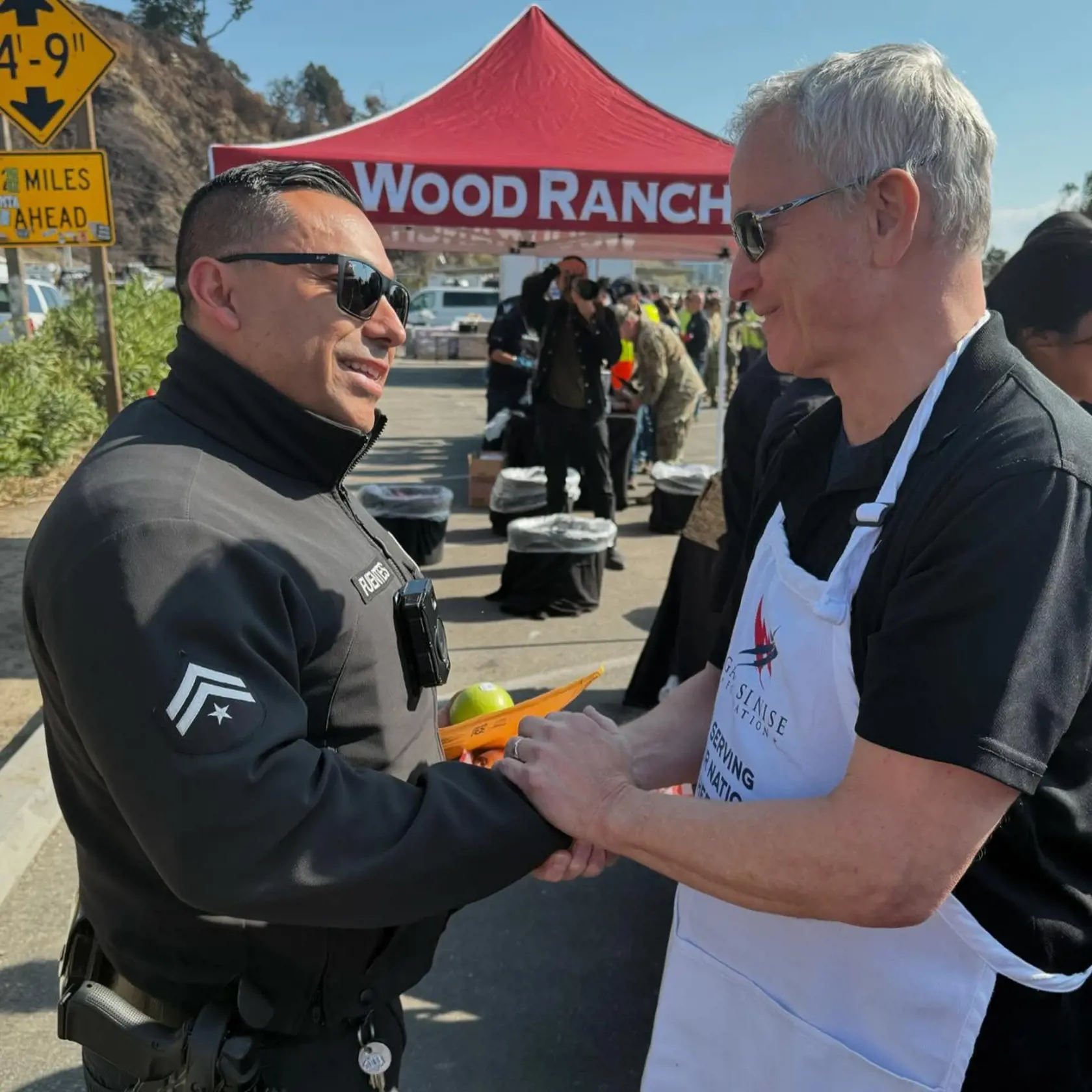 Gary Sinise sa stal ikonou aj vďaka svojej neúnavnej podpore vojakov, hasičov či policajtov. 