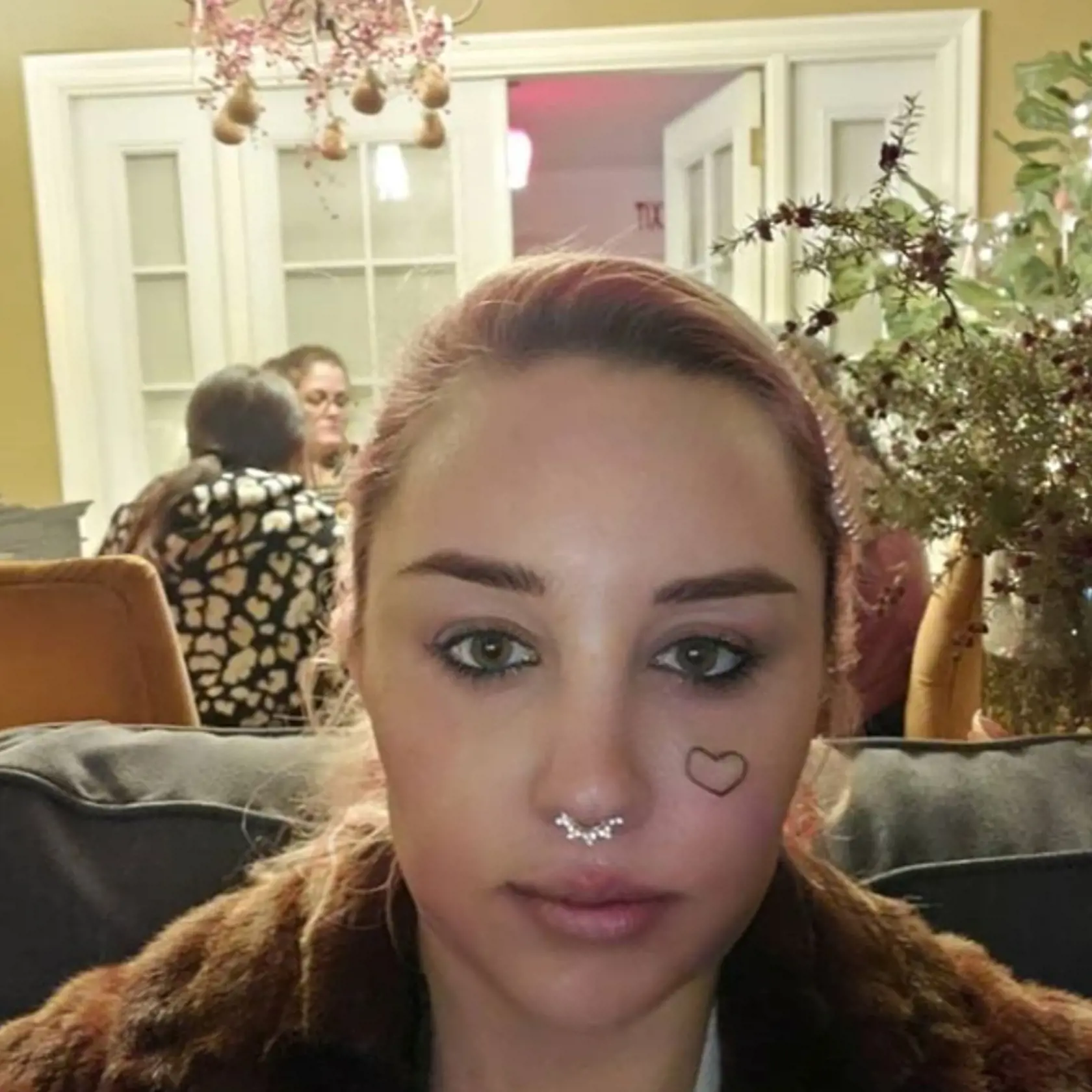 Amanda Bynes má ružové vlasy.