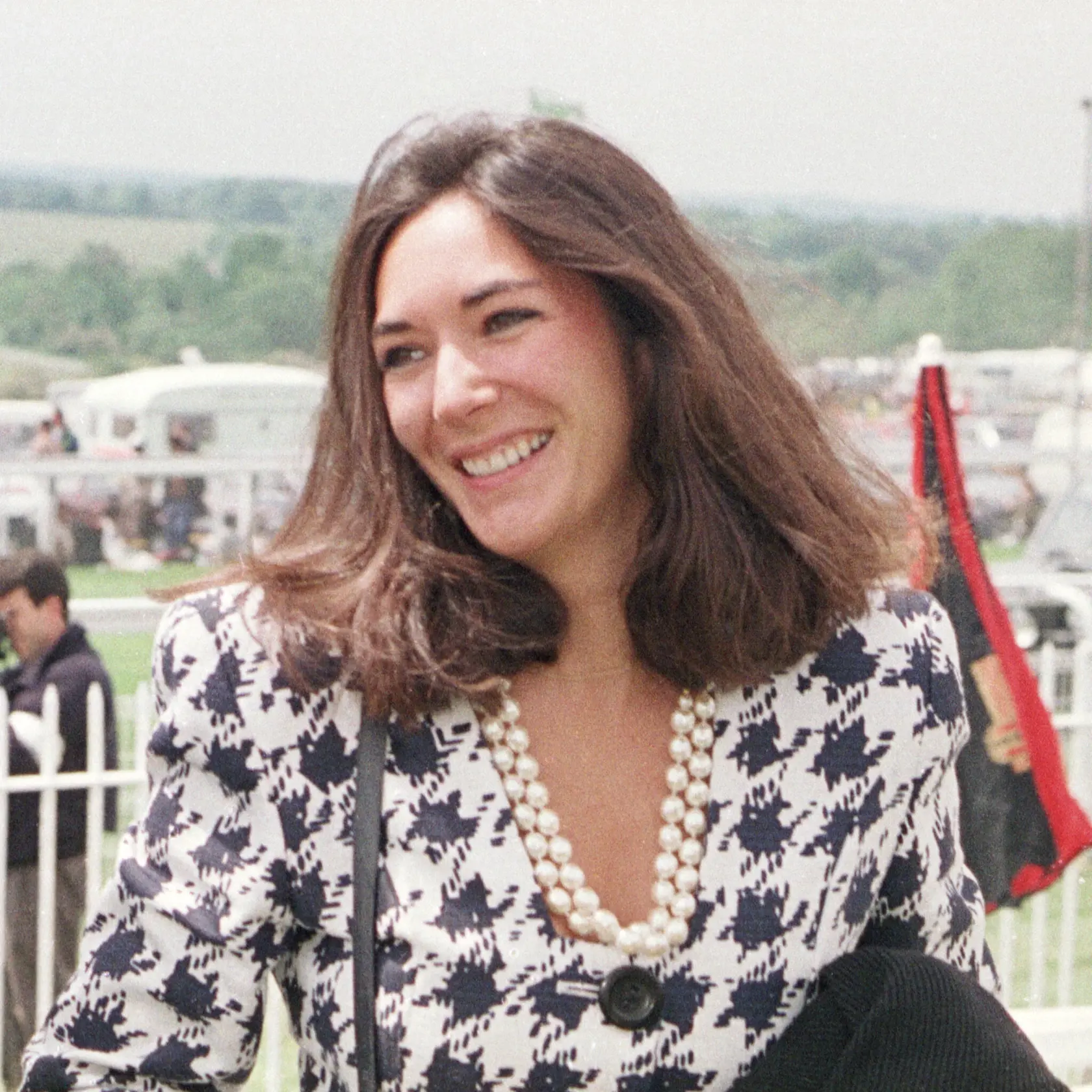 WA 9 archív Epsom - Na archívnej snímke z 5. júna 1991 Ghislaine Maxwellová sa usmieva v britskom Epsome. Ghislaine Maxwellovú, bývalú priateľku už zosnulého amerického finančníka Jeffreyho Epsteina, vo štvrtok zadržali na základe obvinení z toho, že svojmu expriateľovi pomáhala v sexuálnom zneužívaní maloletých.Maxwellovú zatkol americký Federálny úrad pre vyšetrovanie (FBI) v štáte New Hampshire. Viacero žien Maxwellovú už v minulosti označilo v súvislosti so sexuálnymi deliktami za blízku spo