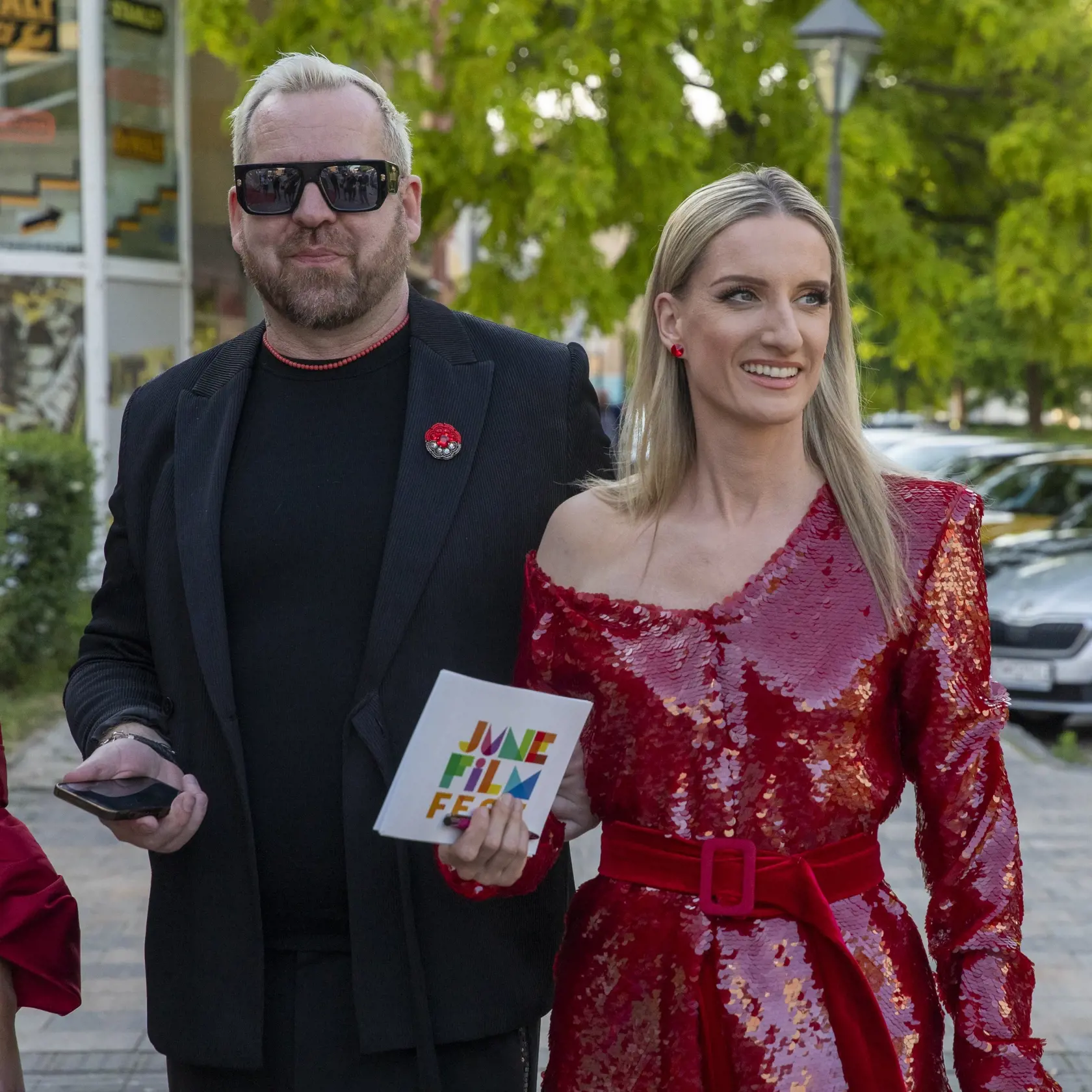 Na snímke je Medzinárodný filmový festival JUNE FILM FEST v Trnave.
Príchodý hostí, módný návrhár Fero Mikloško a Adela Banášová.