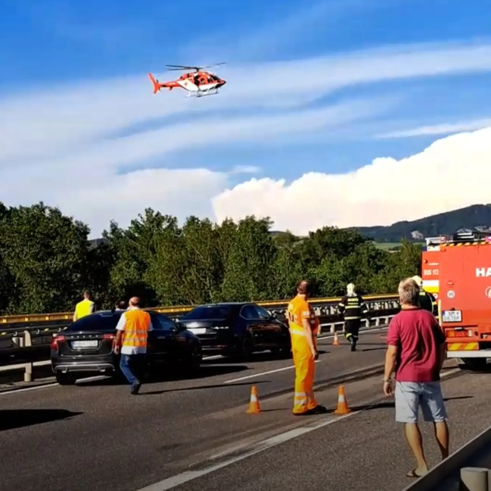 Na diaľnici pristál aj vrtuľník. Kamión podľa svedka vrazil do policajného auta aj do hasičov.