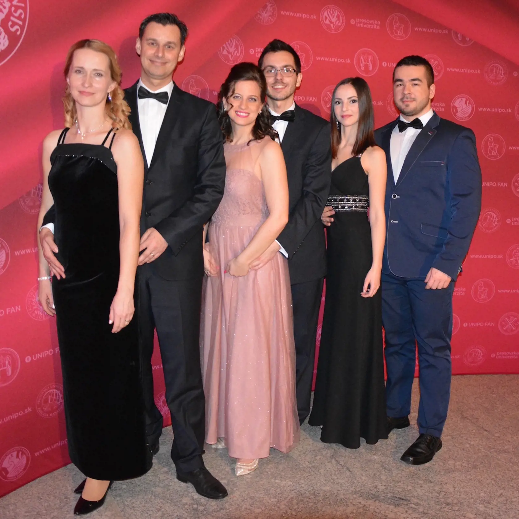 Adela Sopková (33), Matúš Sopko (36), Katarína Geciková (26), Peter Mochnaľ (28), Nikola Dzurendová (25) a Peter Čatloš (26) sú kolegovia a priatelia univerzity. Plesať prišli pre výbornú atmosféru a nádherné priestory. 