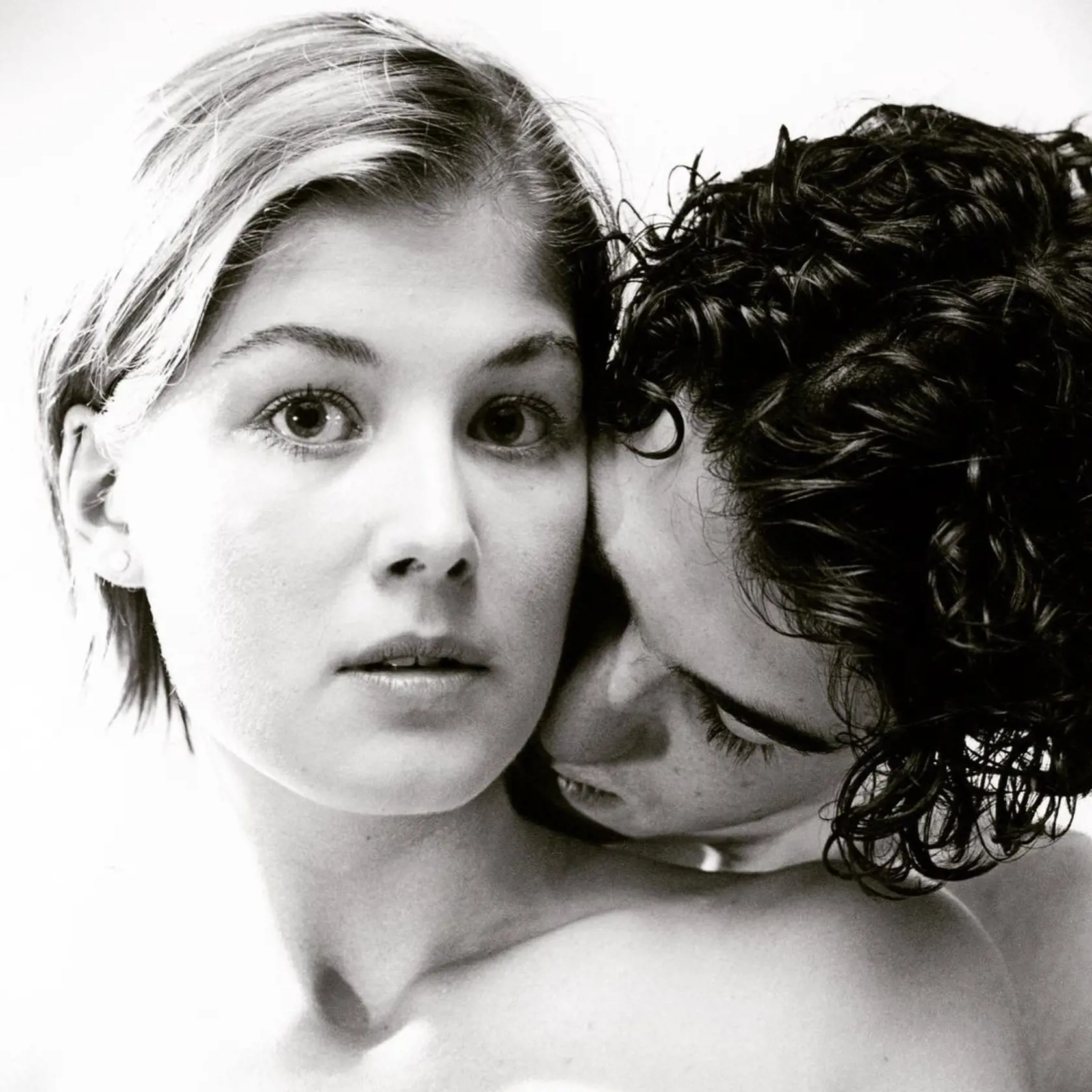 Mladá Rosamund v roku 1997