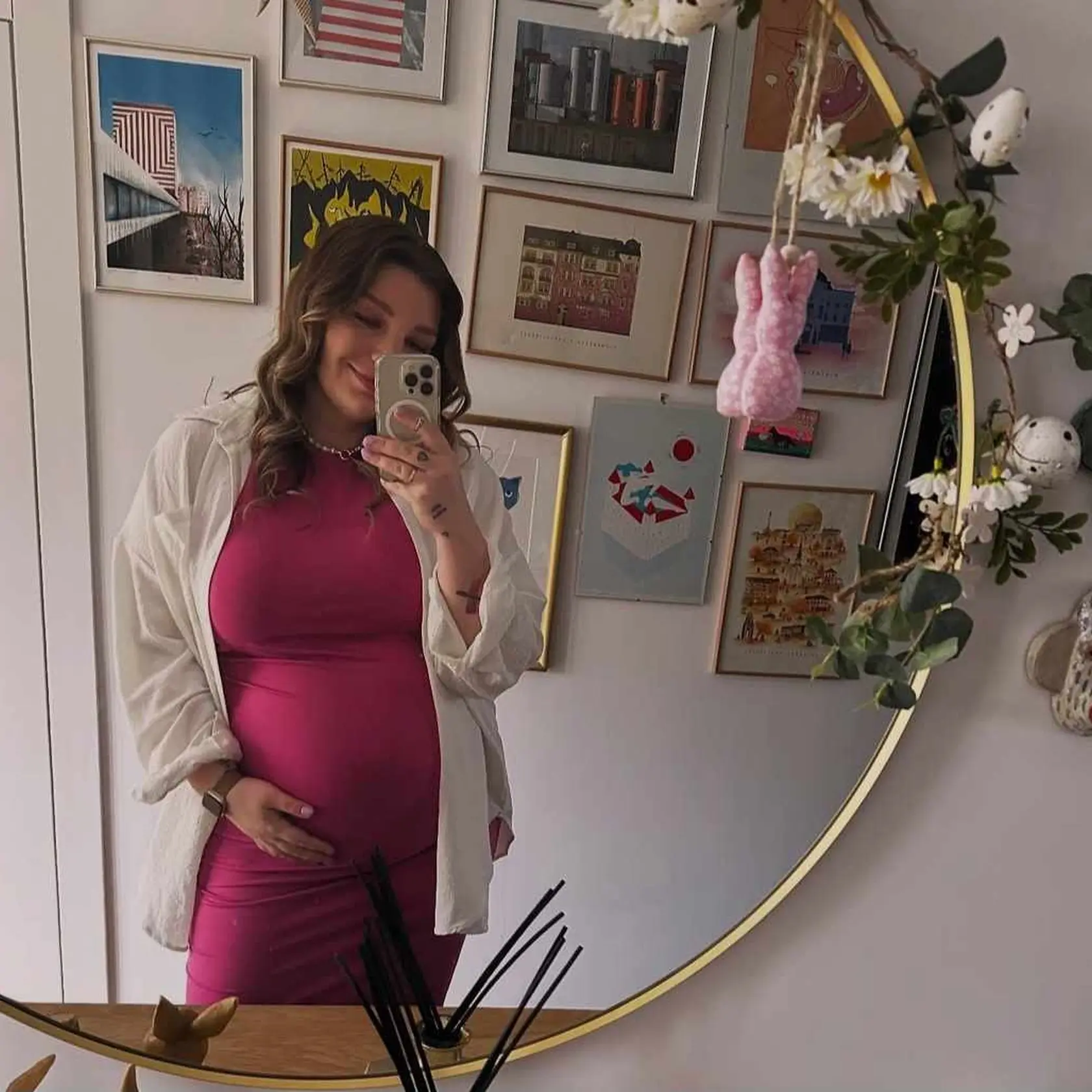 Simona First na novej fotke. Ružový zajačik na zrkadle a ružové šaty... žeby tým chcela niečo povedať?