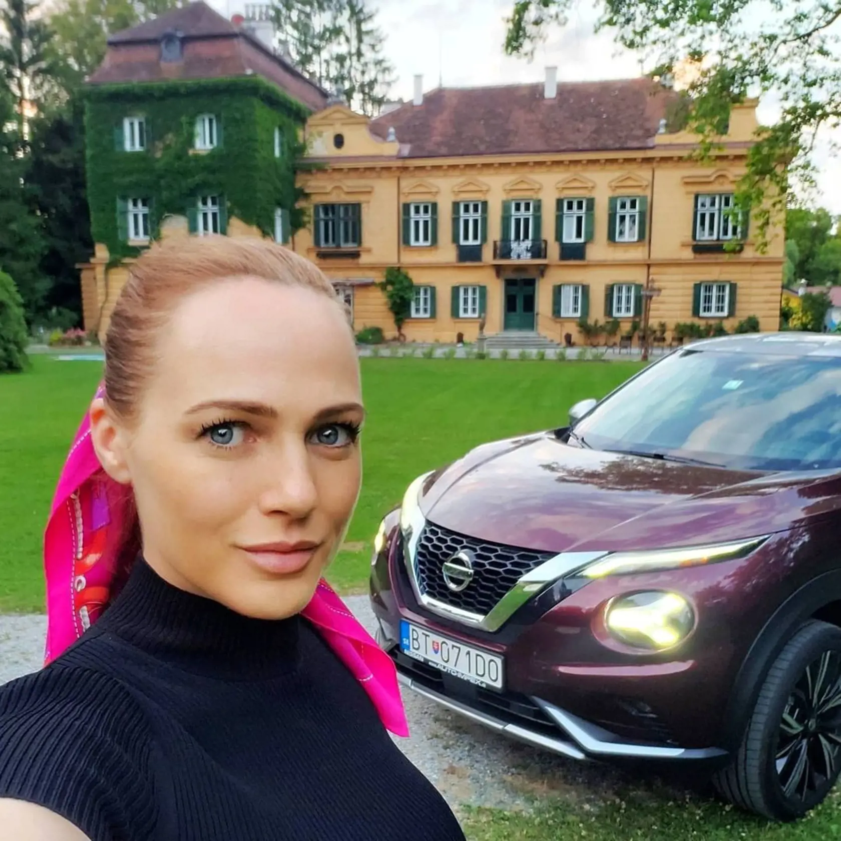 Adriana Poláková vo svojom kaštieli naplno pracuje. Nerobí jej problém postarať sa o sliepky, či opraviť fontánu.