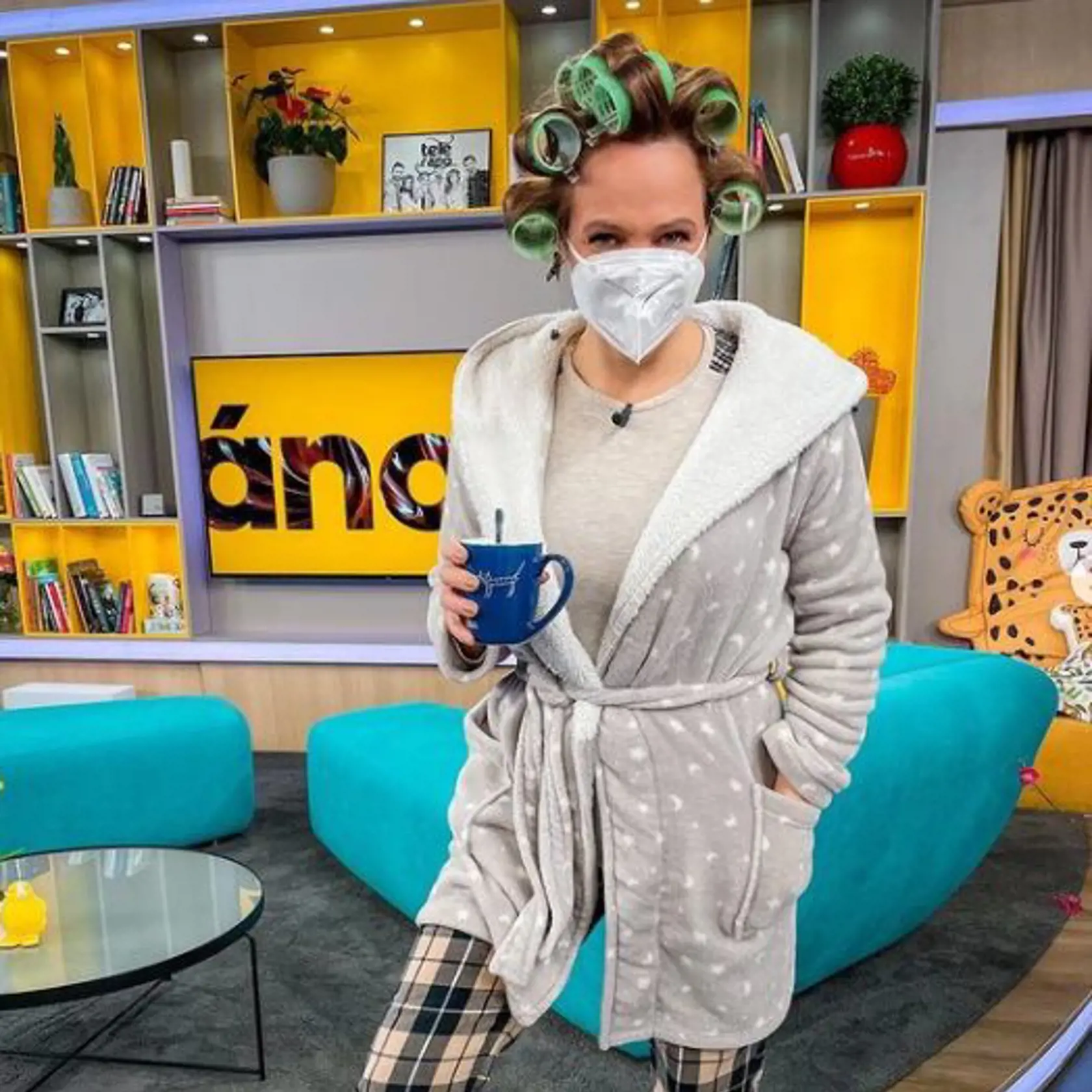 Adriana Poláková moderovala v pyžame a župane.