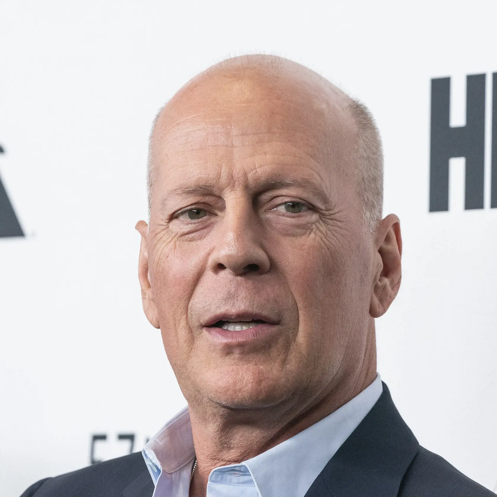 Malého Mikeyho v Pozri, kto to hovorí daboval herec Bruce Willis