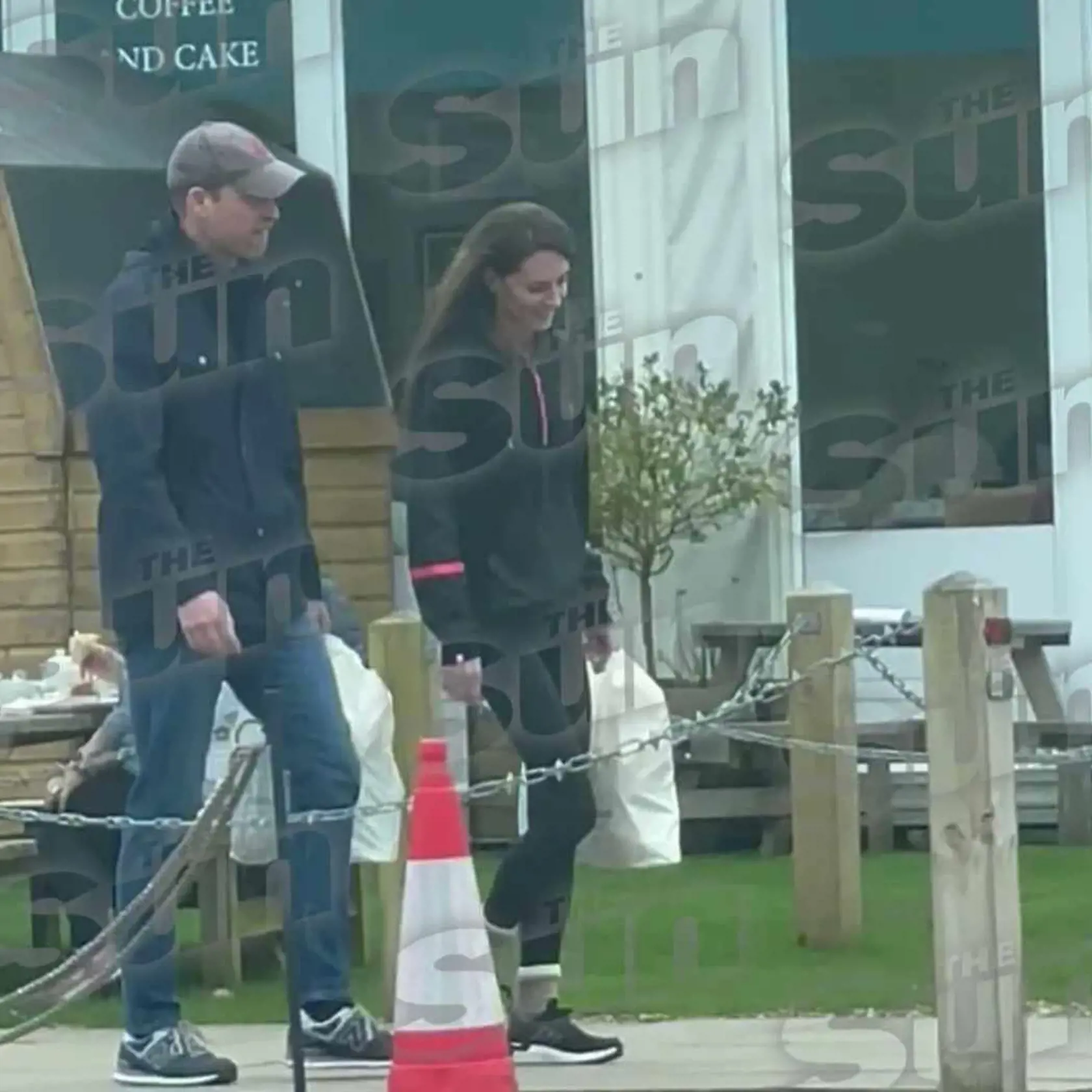 Kate tu bola prichytená na nákupoch s manželom. Zdalo sa, že je v poriadku, aj keď sa princezná neukazovala oficiálne na verejnosti.