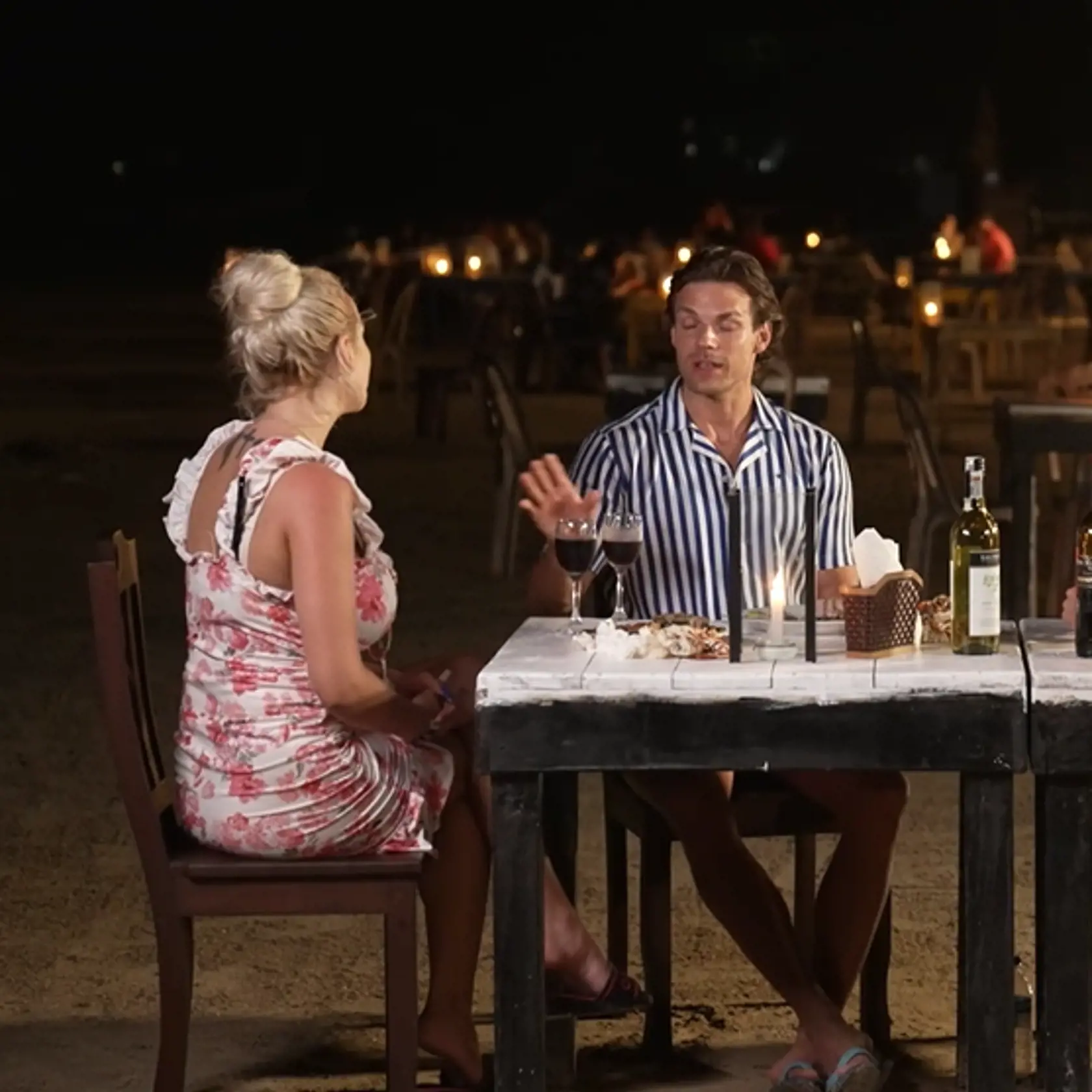 Radko následne pozval dievčatá na romantickú večeru. A tam mu Jennifer a Dolli poriadne vyčistili žalúdok.