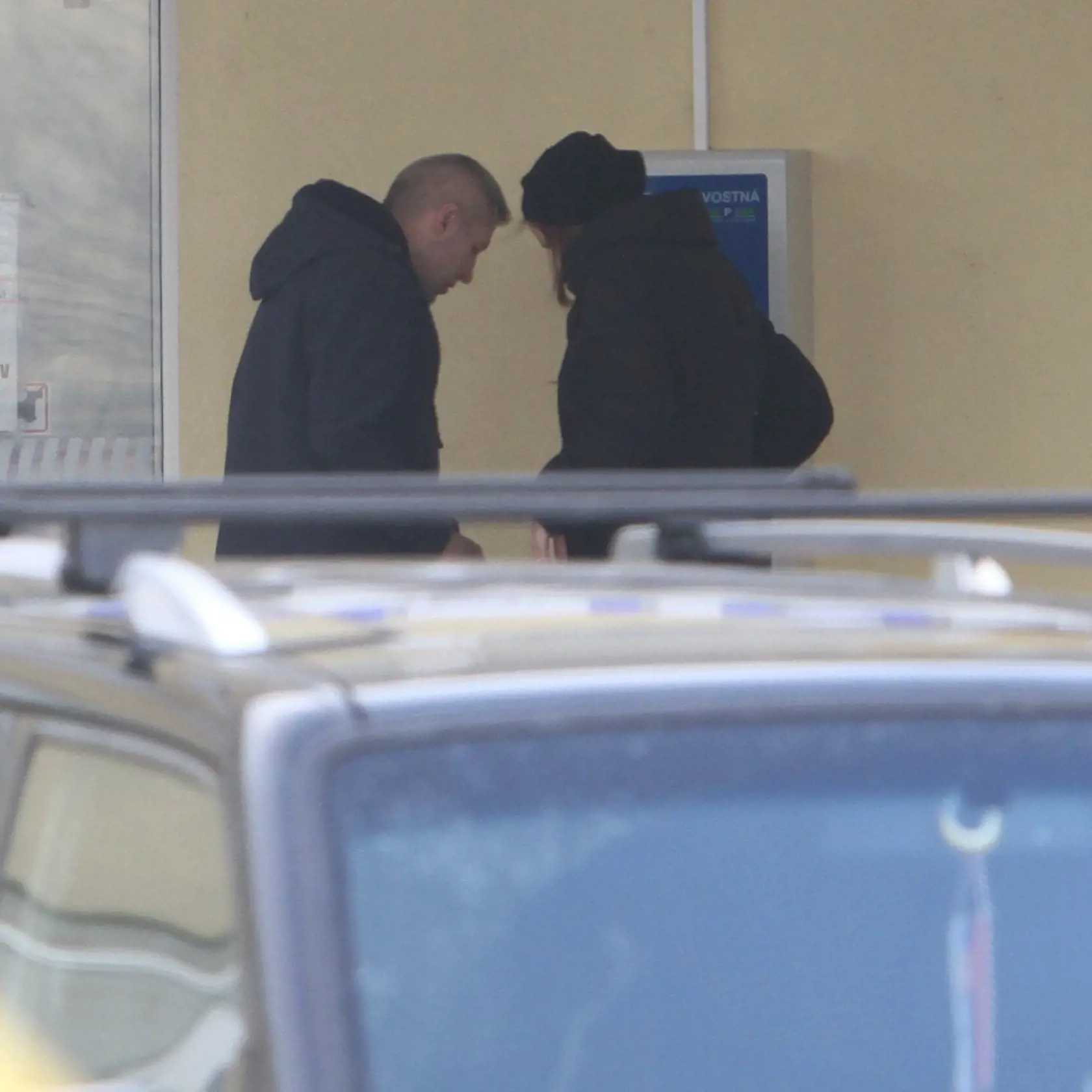 Zdržali sa tam niekoľko minút a následne spoločne odišli.
