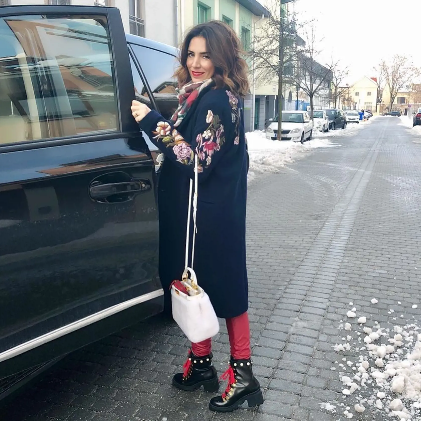 Oversize kabáty preferujem oveľa viac, ako tesné, uniformné. V podstate aj čo sa týka šiat a svetrov mám rada voľné, padajúce, hoci aj XL "vrecové" veci. Tento GC kúsok je zdobený výšivkou a podarilo sa mi ho uchmatnúť  vo výpredaji.