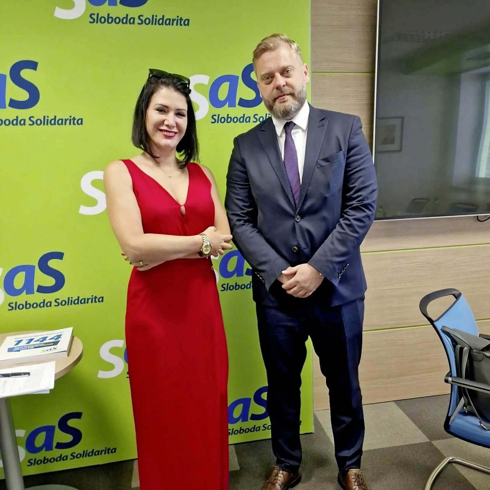 Jana Bittó Cigániková sa oblieka omnoho politicky vhodnejšie než v minulosti, ale slabosť na výstrihy jej ostala.