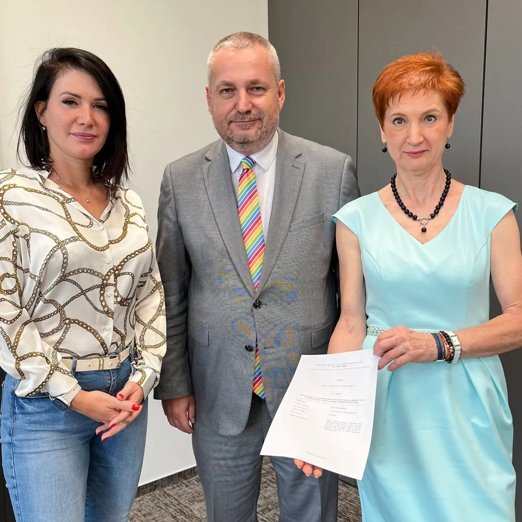 SaS predloží zákon, v ktorom navrhuje zaviesť inštitút partnerského spolužitia. Nemalo by ísť iba o páry rovnakého pohlavia, ale aj heterosexuálne páry, ktoré sa nechcú viazať manželským zväzkom. Zákonom chcú riešiť majetkové práva a životné situácie partnerov.