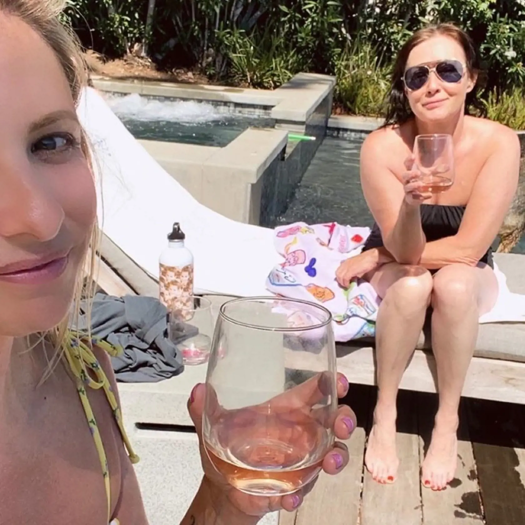 Aj keď herečka zo seriálu Beverly Hills 90210 znova bojuje, užíva si každú chvíľu.