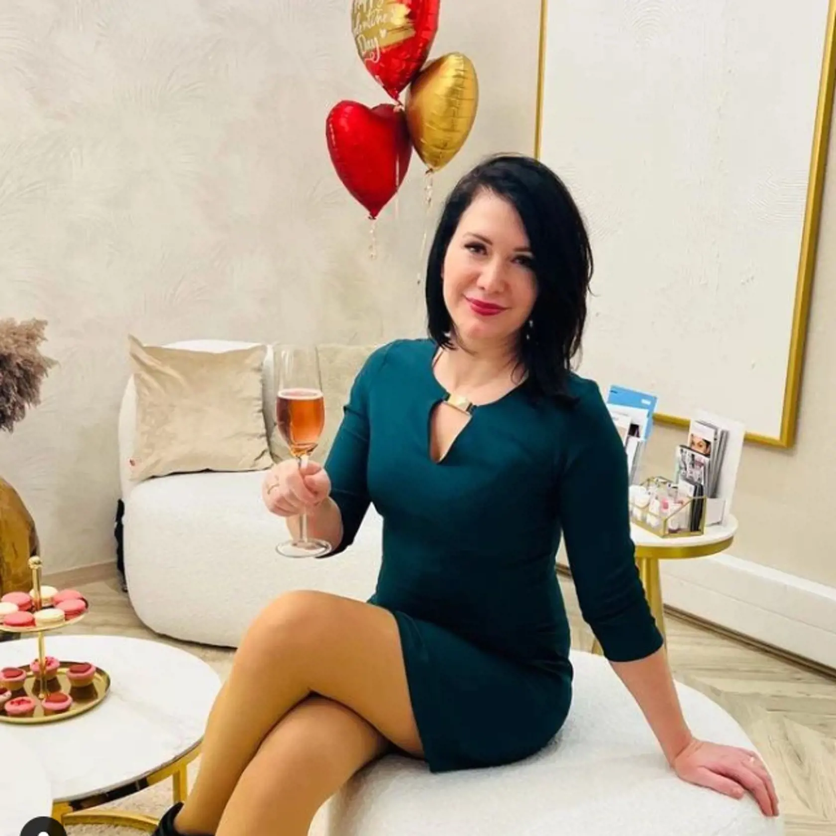 Bittó Cigániková na známej klinike krásy. "Ešte jedno nečakané valentínske prekvapko na záver u doktorky Brezovej na ošetrení 🥰🥰🥰 Nealko prosečko, makrónky, cupcakey, balóny a úžasný prístup ako vždy 😊," pripísala politička ku fotke.