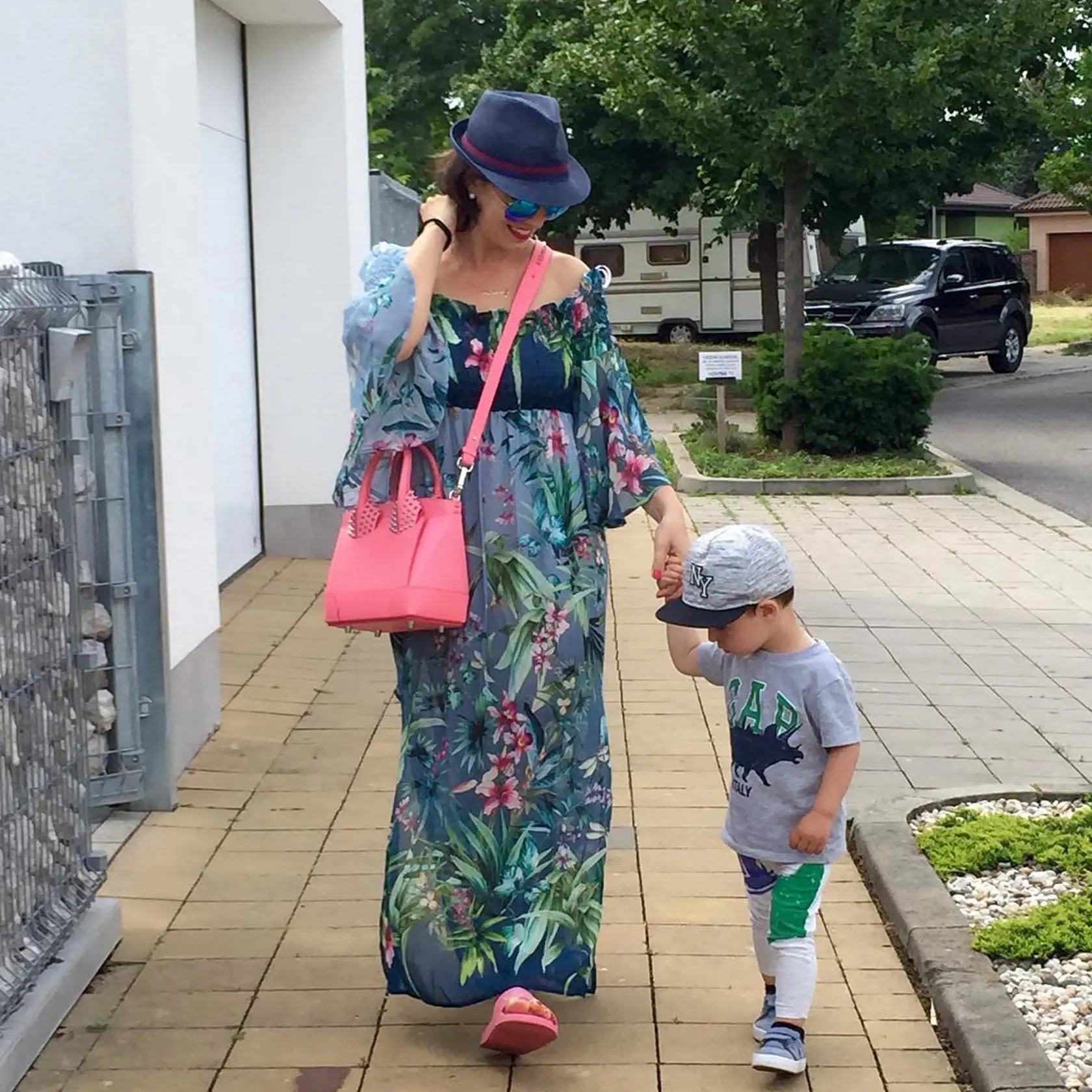 Leto v ľahučkých dlhých šatách je nádherné. Vietor sa s nimi pohráva a príjemne chladí telo, okrem toho krásne predĺžia postavu. A syn Peter sa tiež nevie na ne vynadívať.