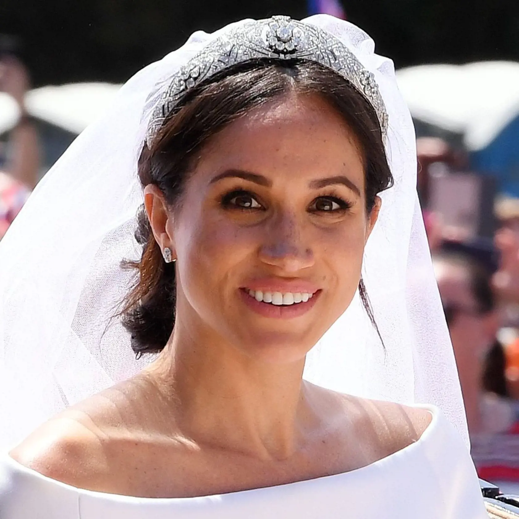 Kráľovná vybrala pre Meghan platinový diadém s diamantmi.